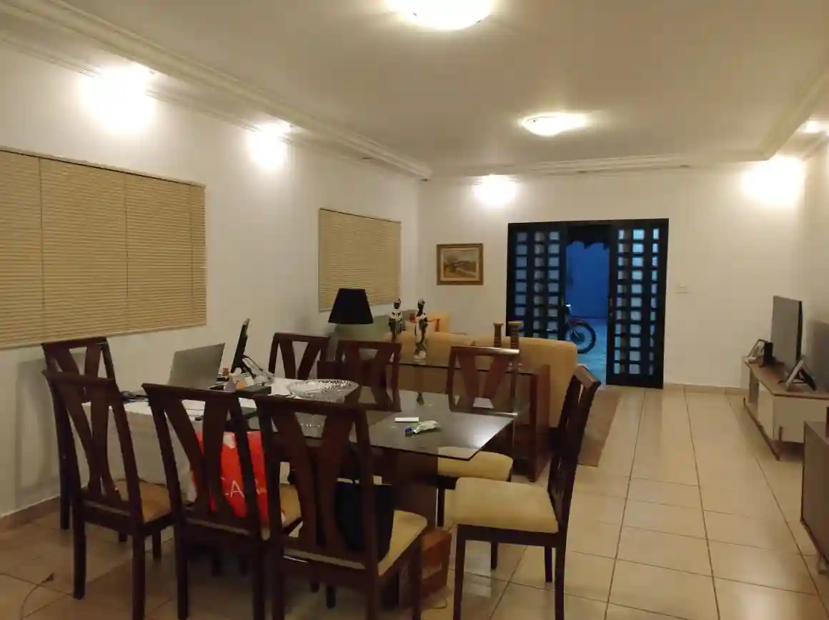 Casa com 4 quartos à venda, 232m² — foto 3 de 9