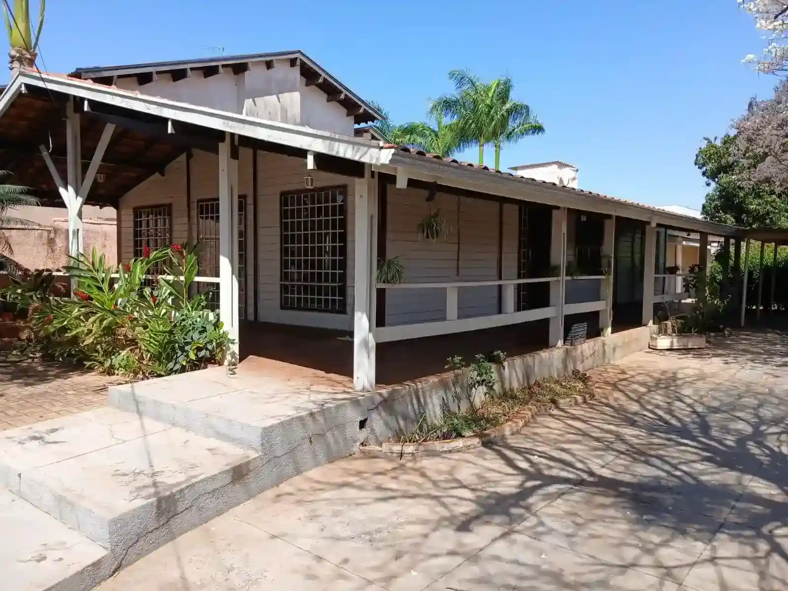 Casa com 3 quartos para aluguel, 390m² — foto 2 de 48