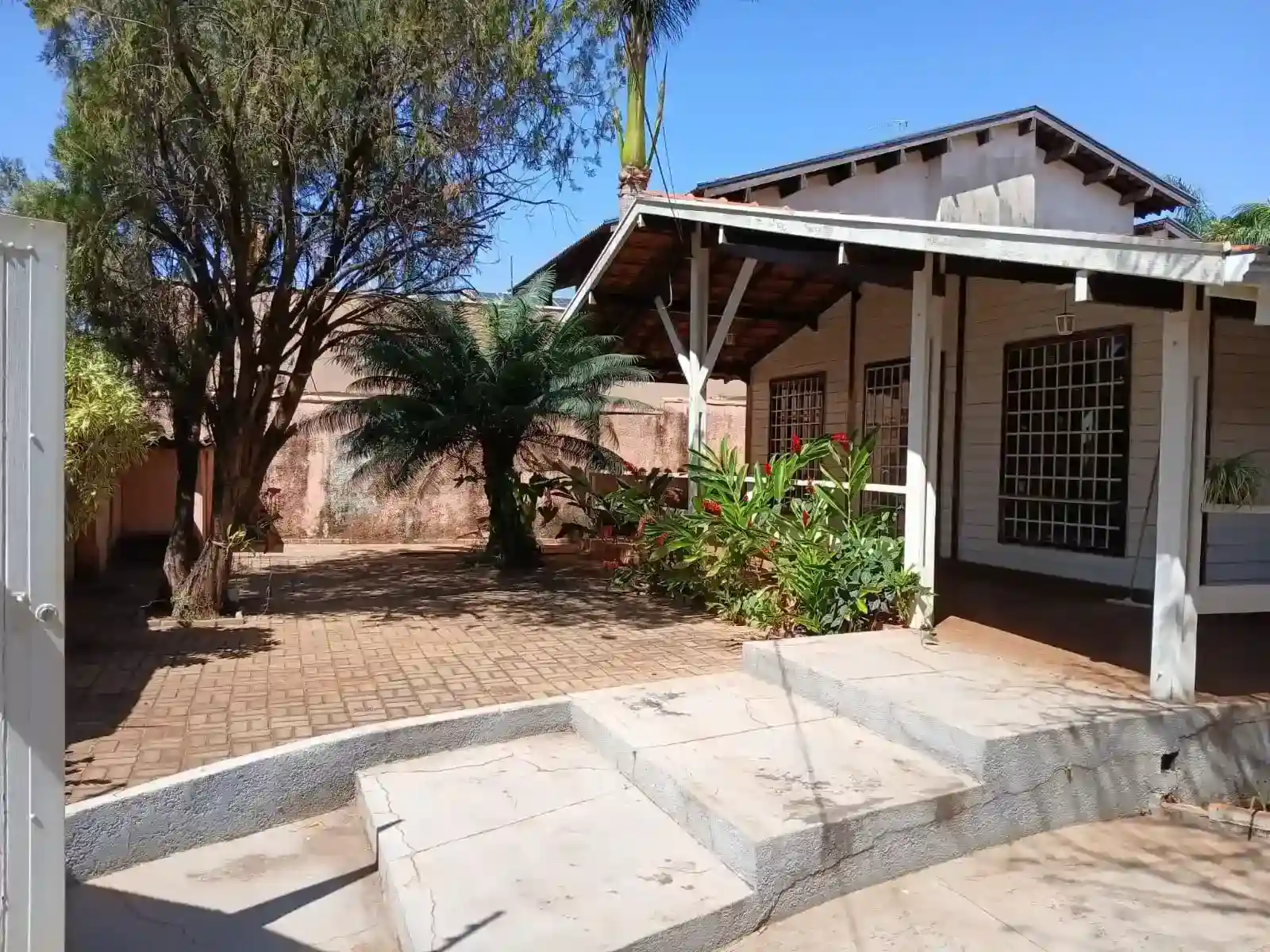 Casa com 3 quartos para aluguel, 390m² — foto 1 de 48