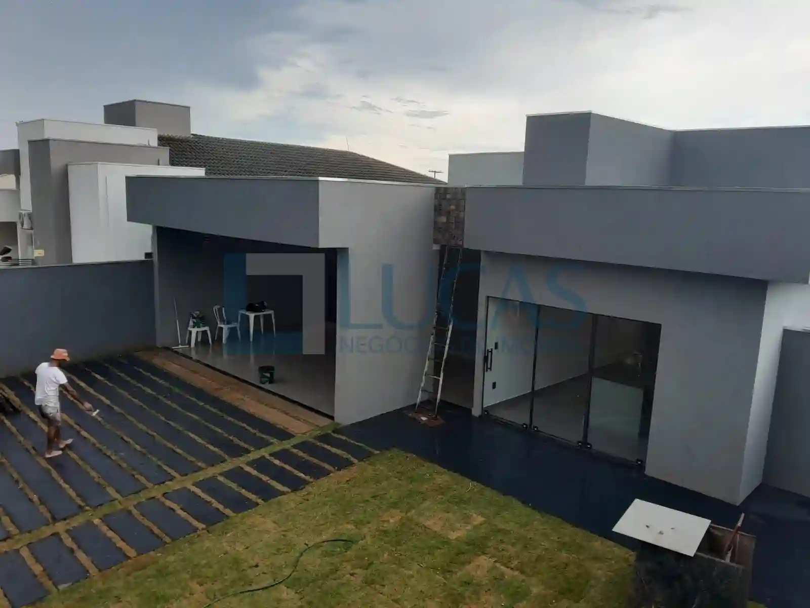 Casa com 3 quartos à venda, 210m² — foto 2 de 14
