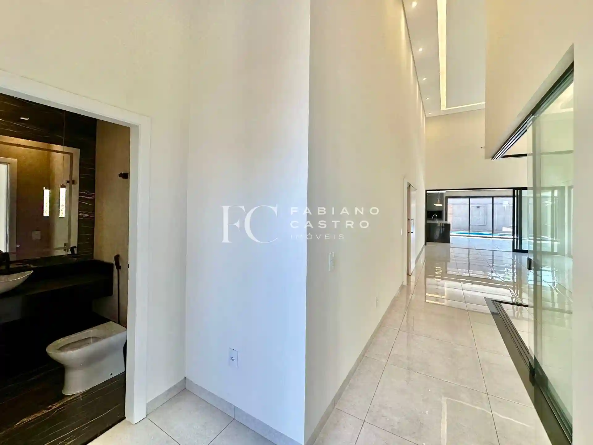 Casa de Condomínio com 3 quartos à venda, 245m² — foto 2 de 32