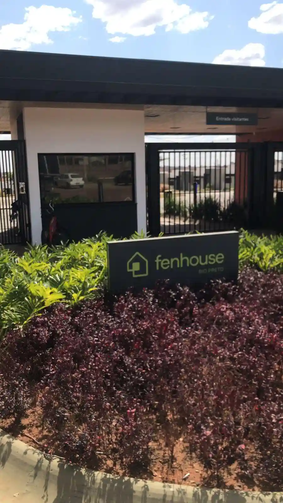 Casa de Condomínio com 3 quartos à venda, 220m² — foto 2 de 18