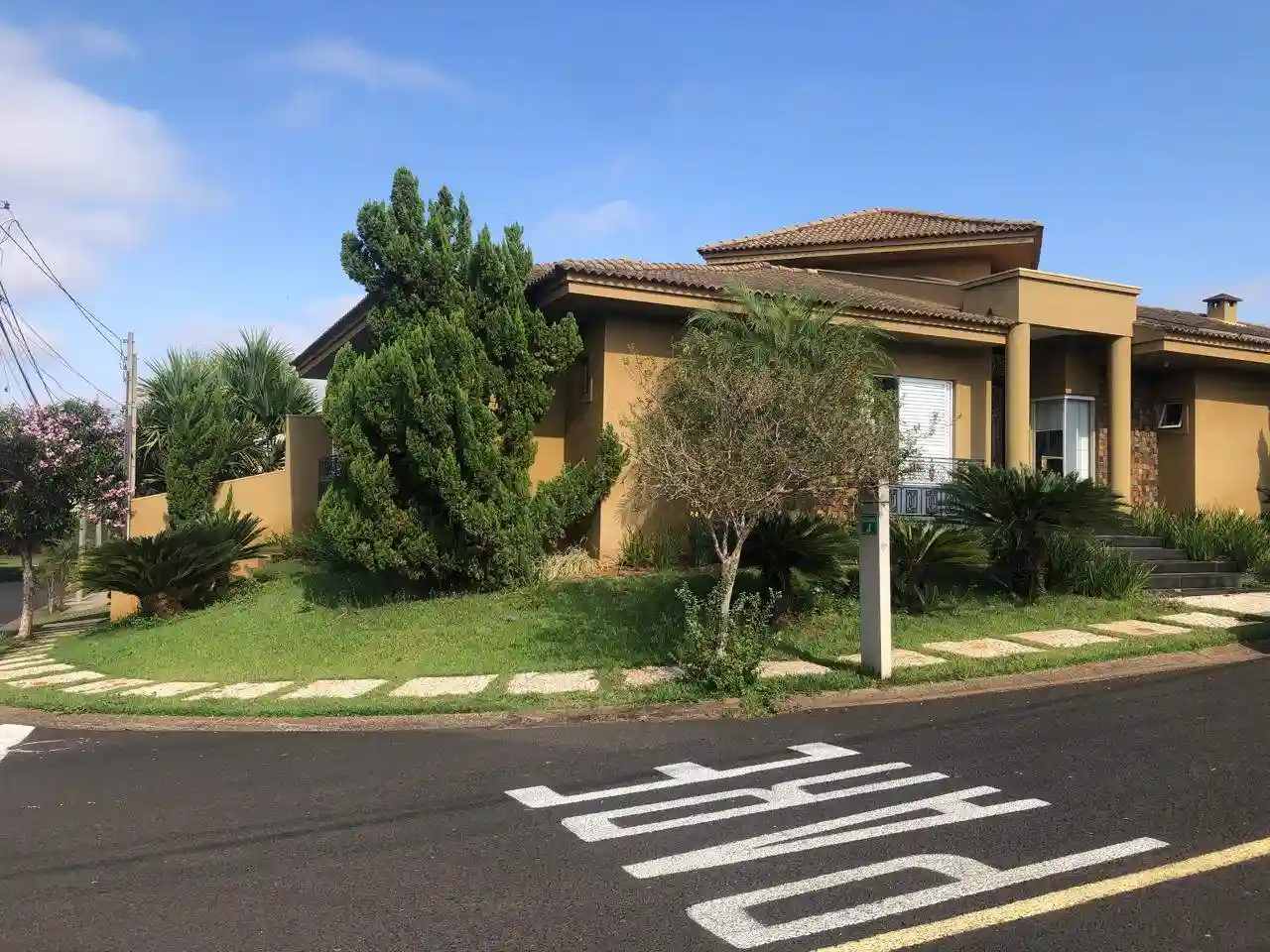 Casa de Condomínio com 3 quartos à venda, 256m² — foto 1 de 23