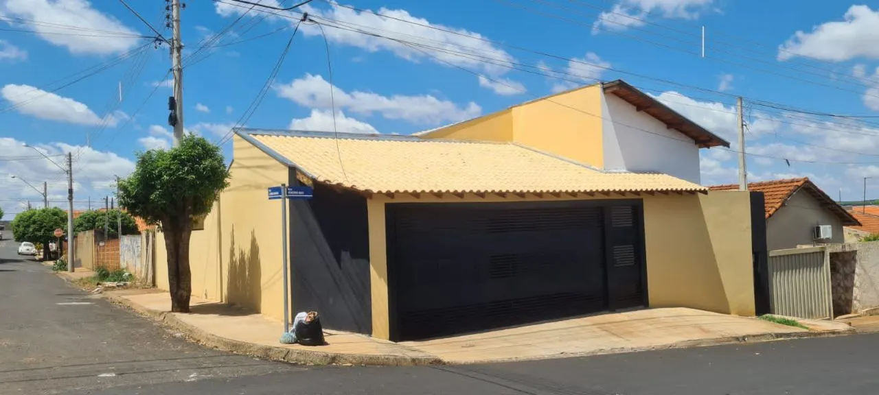 Casa com 3 quartos à venda, 200m² — foto 2 de 12