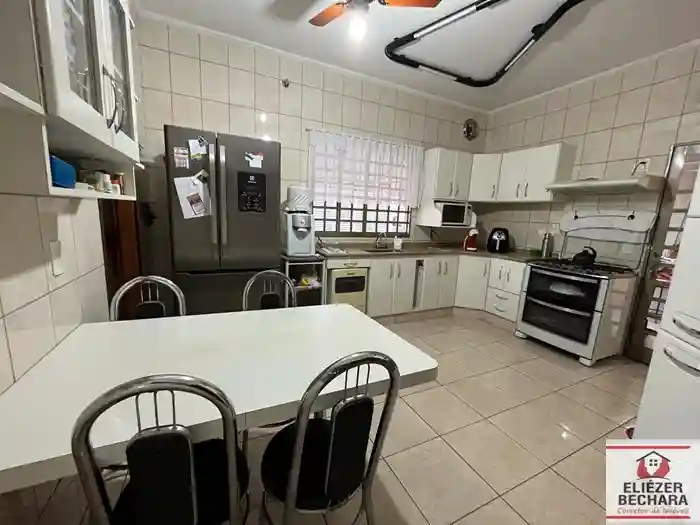 Casa com 3 quartos à venda, 220m² — foto 2 de 14