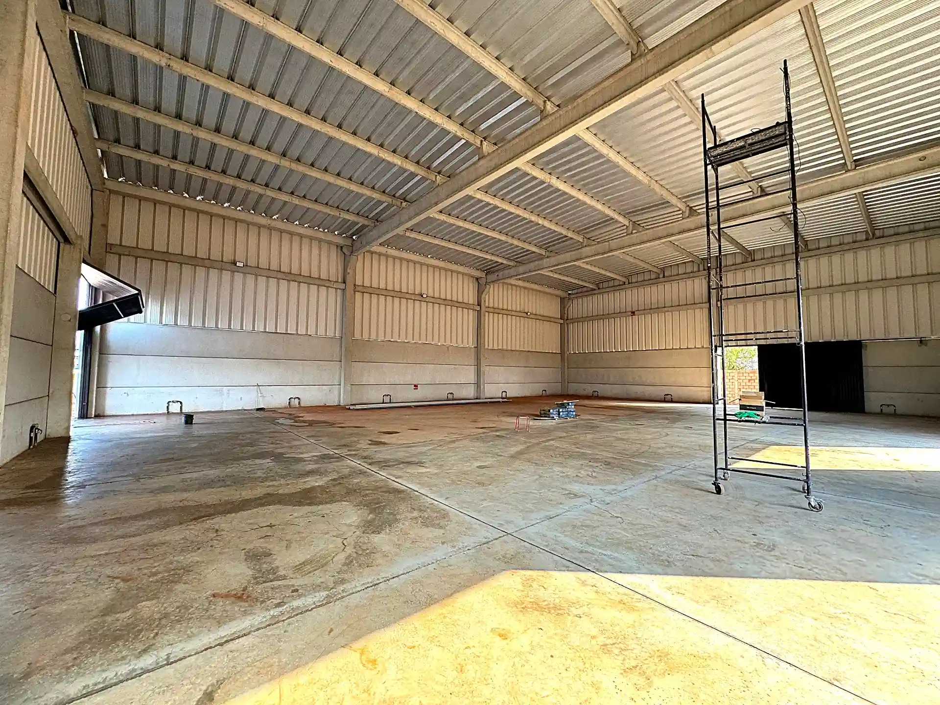 Galpão / Depósito / Armazém  para aluguel, 1230m² — foto 2 de 5
