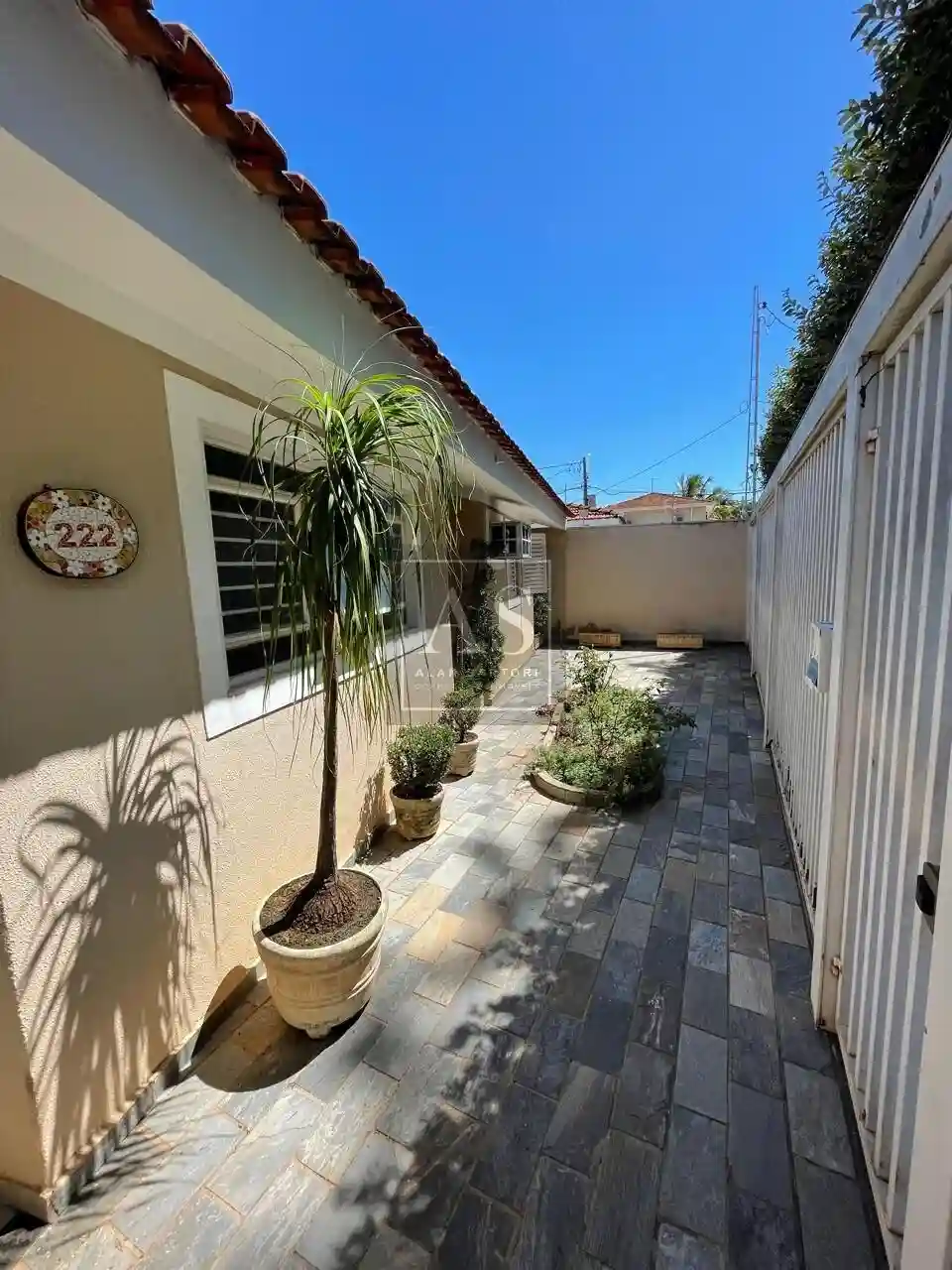 Casa com 3 quartos à venda, 169m² — foto 2 de 20