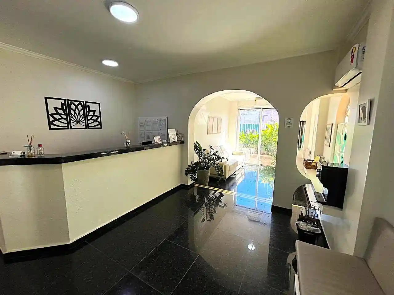Casa Comercial com 5 quartos à venda, 300m² — foto 2 de 16