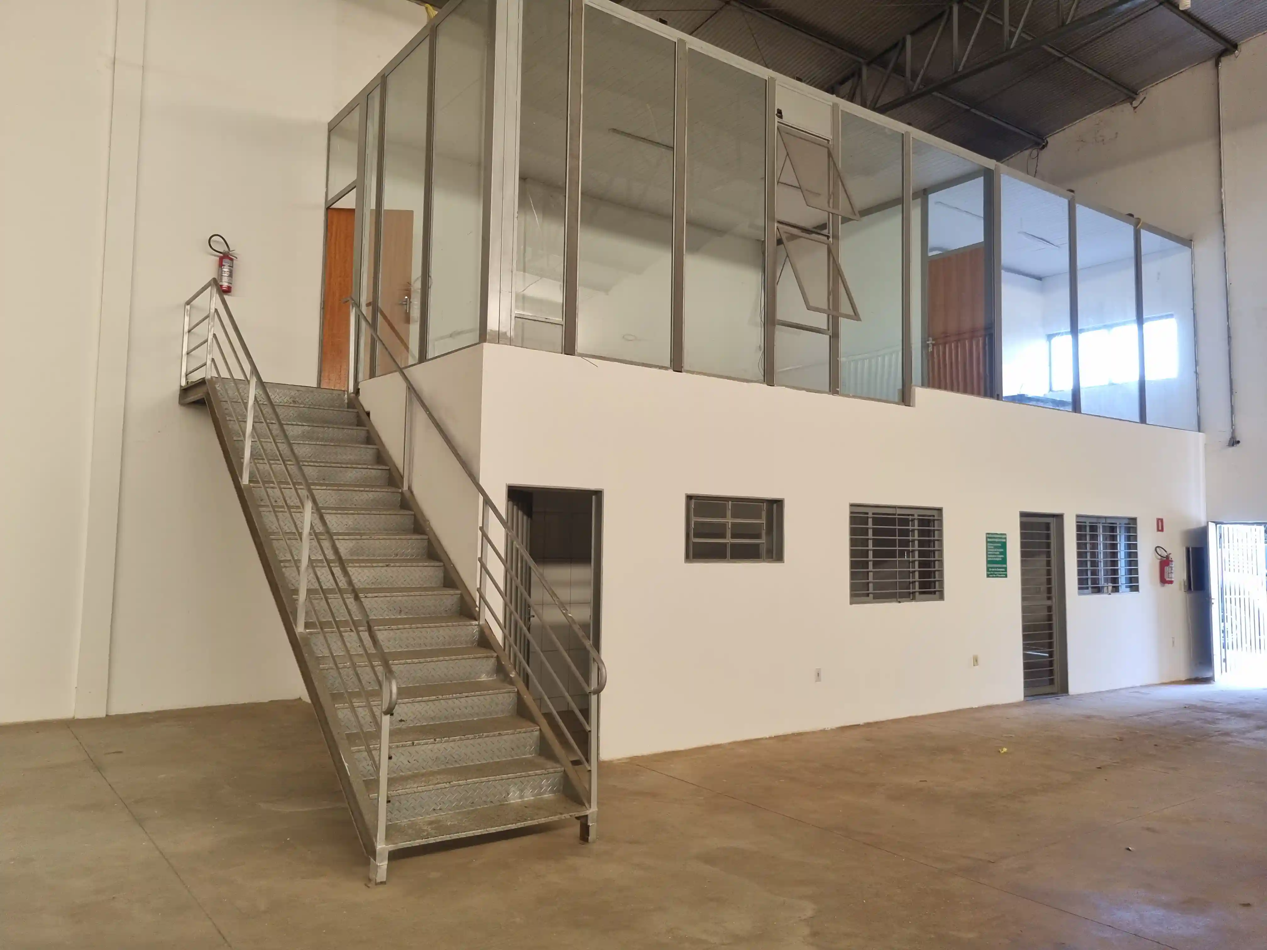 Galpão / Depósito / Armazém  para aluguel, 1000m² — foto 3 de 8