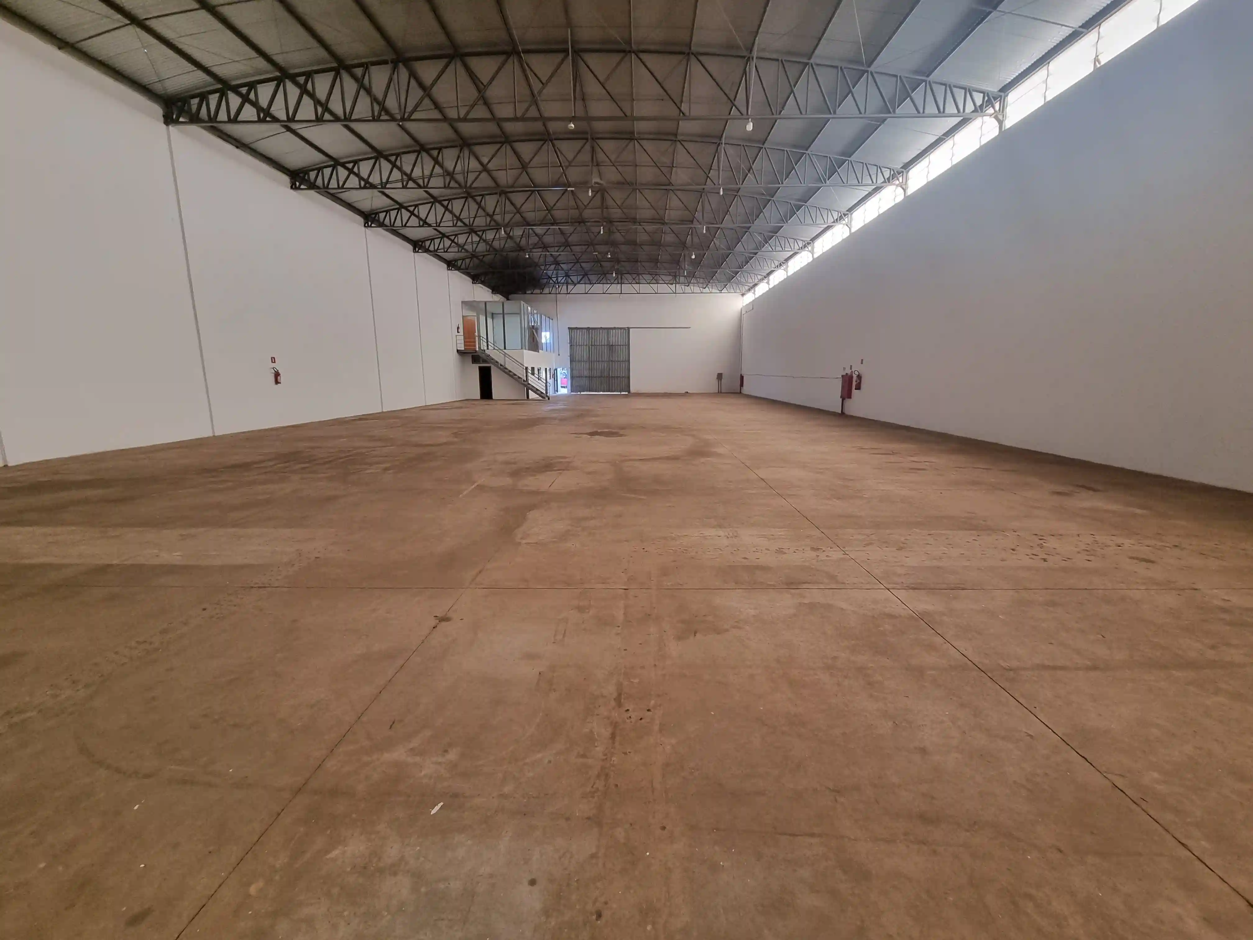 Galpão / Depósito / Armazém  para aluguel, 1000m² — foto 1 de 8