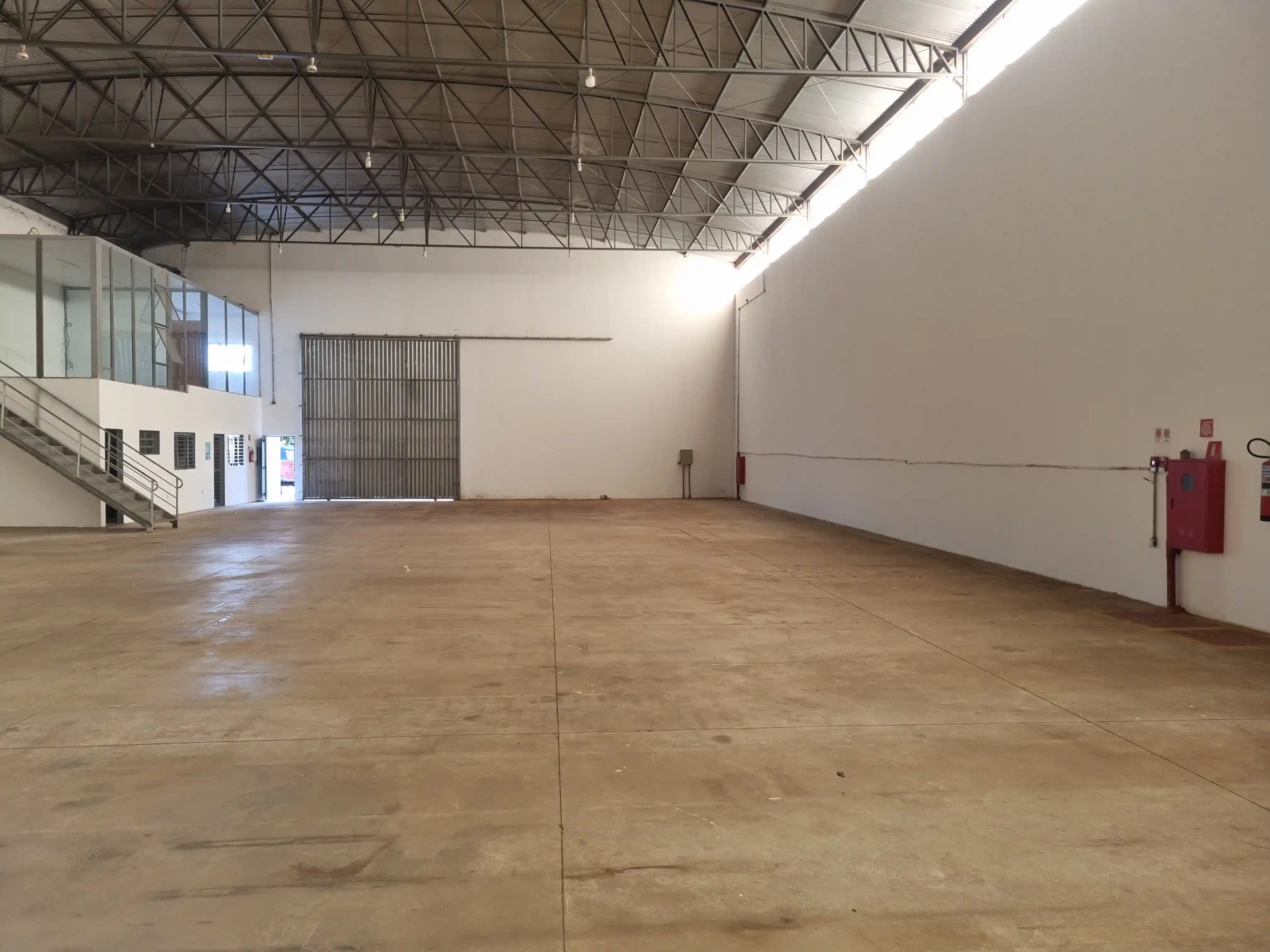 Galpão / Depósito / Armazém  para aluguel, 1000m² — foto 4 de 8