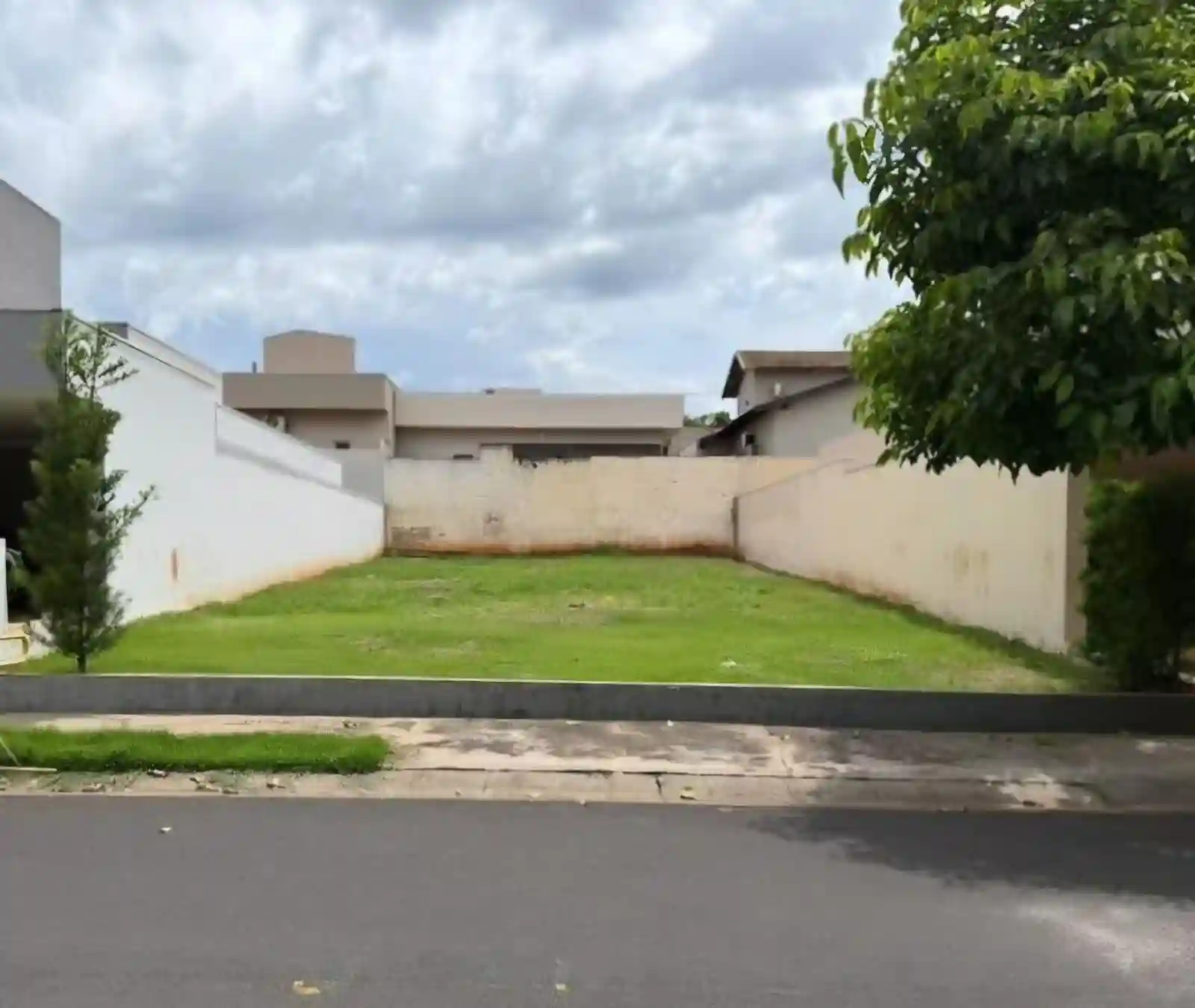 Terreno / Lote / Condomínio  à venda, 275m² — foto 2 de 3