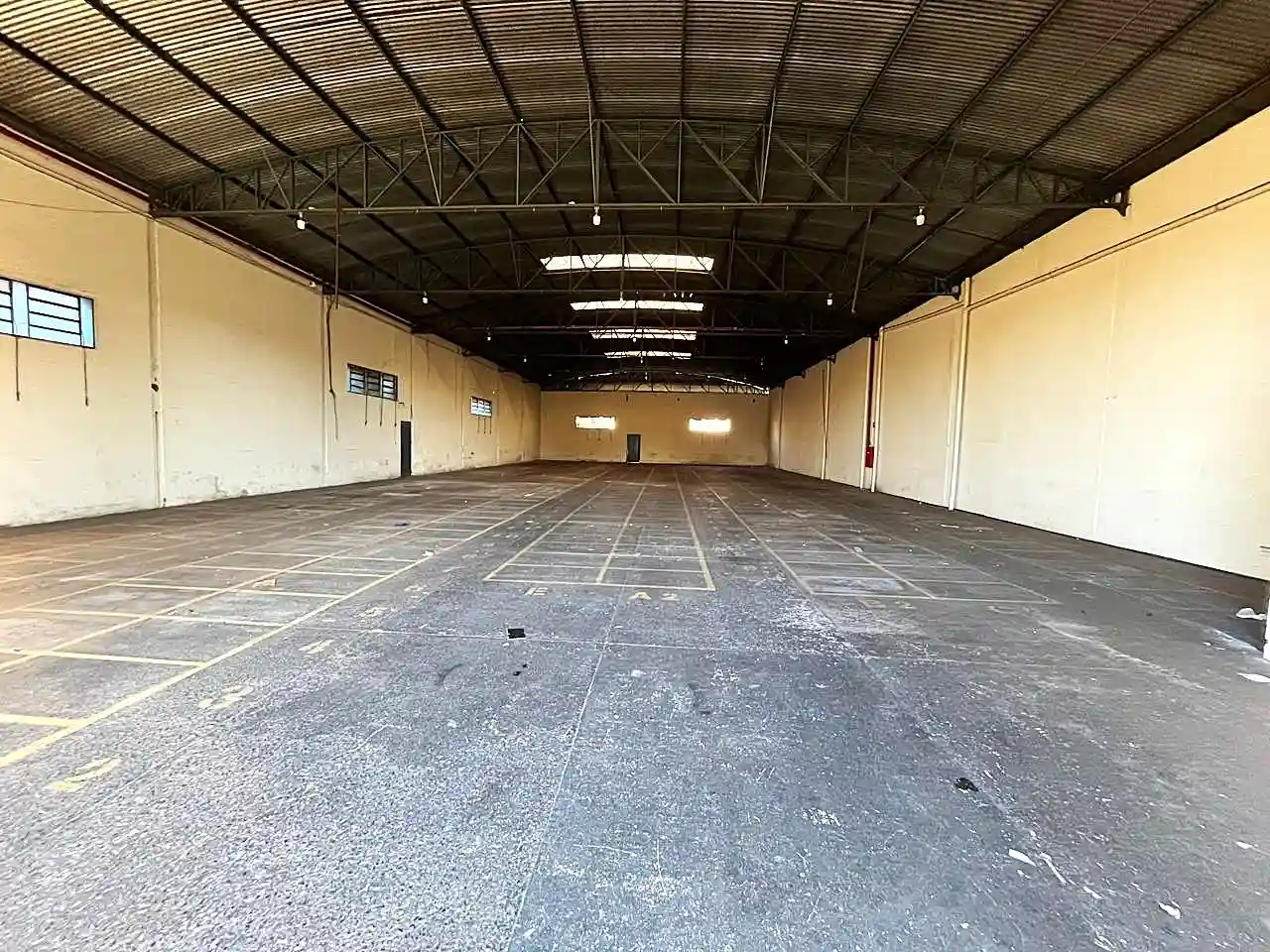 Galpão / Depósito / Armazém  para aluguel, 720m² — foto 1 de 10