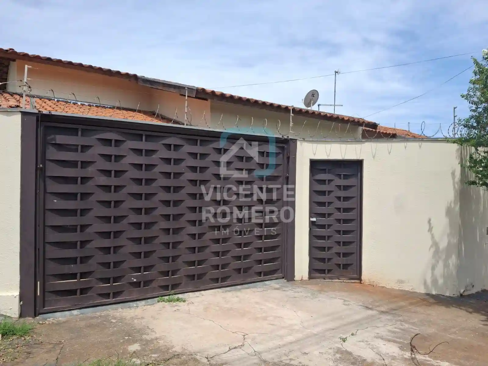 Casa com 3 quartos à venda, 200m² — foto 1 de 18