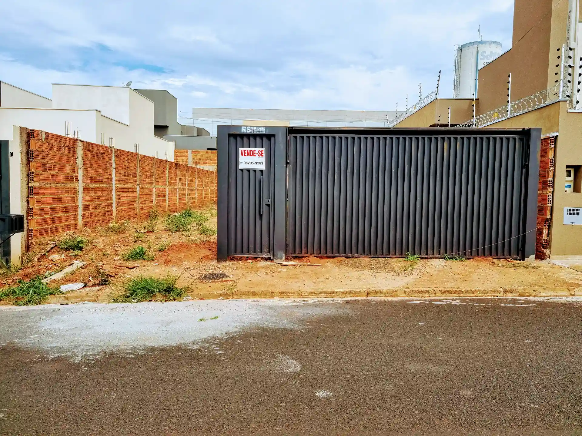 Terreno / Lote / Condomínio  à venda, 215m² — foto 1 de 6