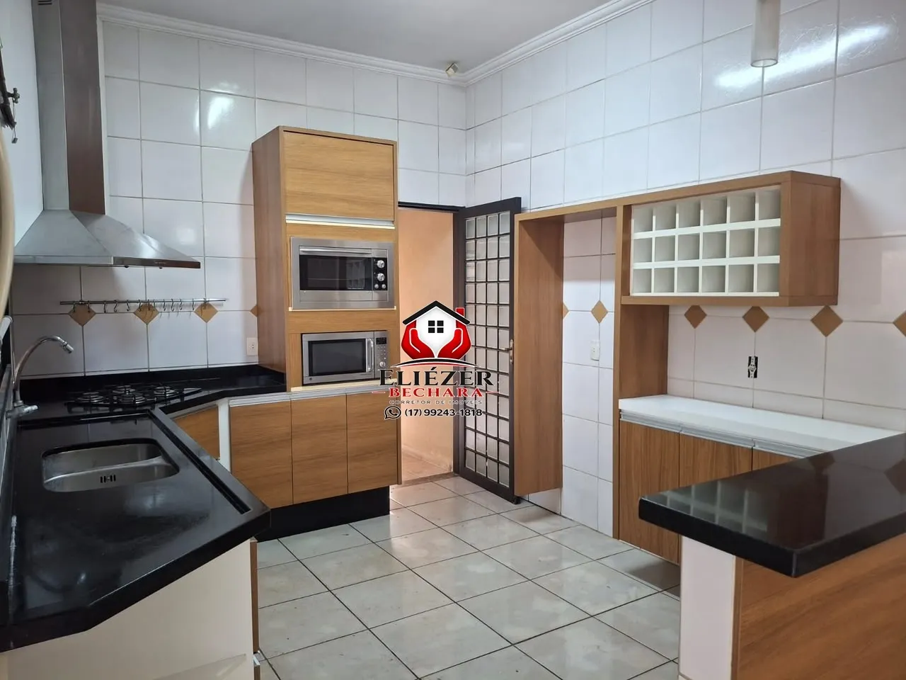 Casa com 3 quartos à venda, 180m² — foto 2 de 19