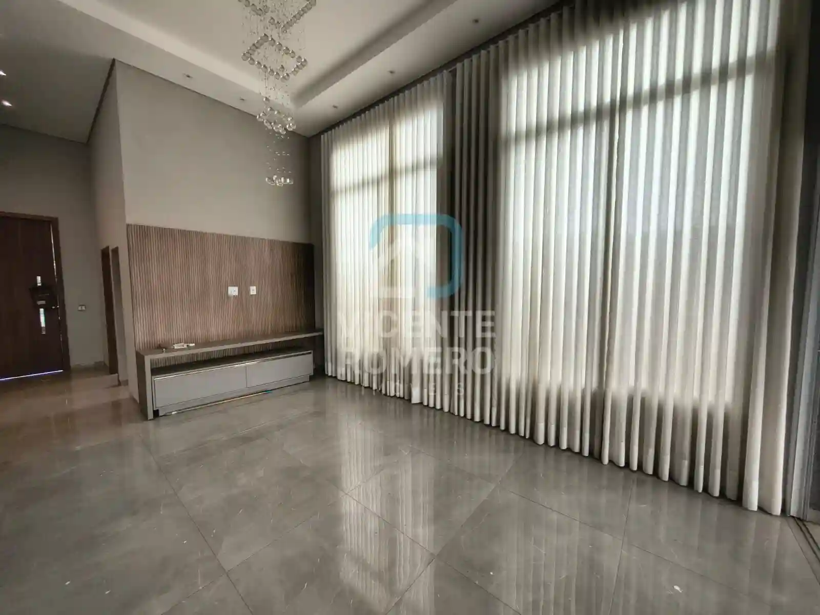 Casa de Condomínio com 3 quartos para aluguel, 220m² — foto 2 de 19