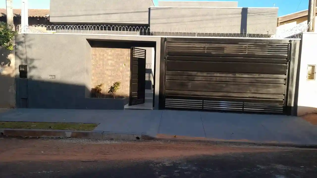Casa com 3 quartos à venda, 200m² — foto 1 de 14