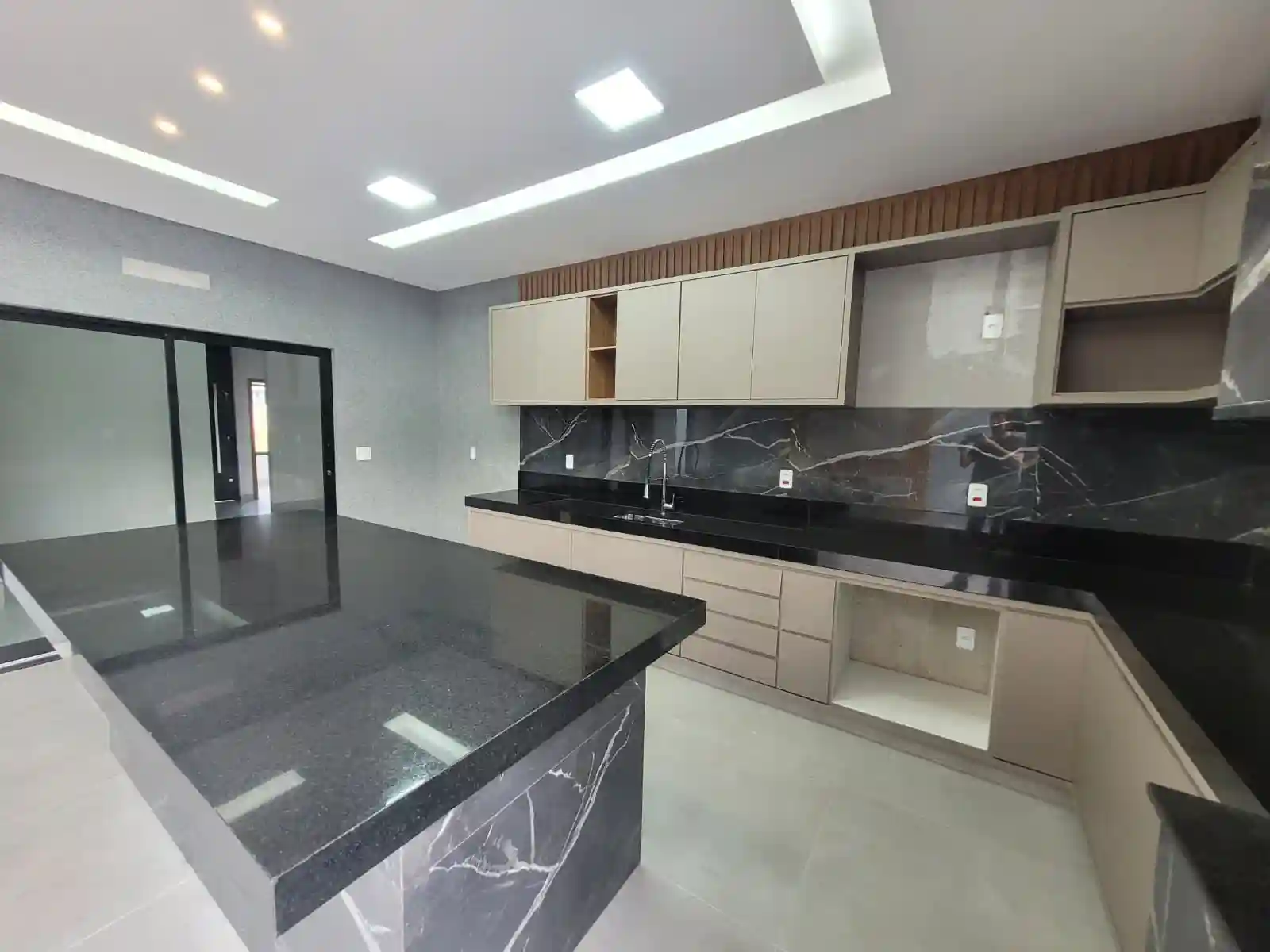 Casa de Condomínio com 3 quartos à venda, 220m² — foto 2 de 26