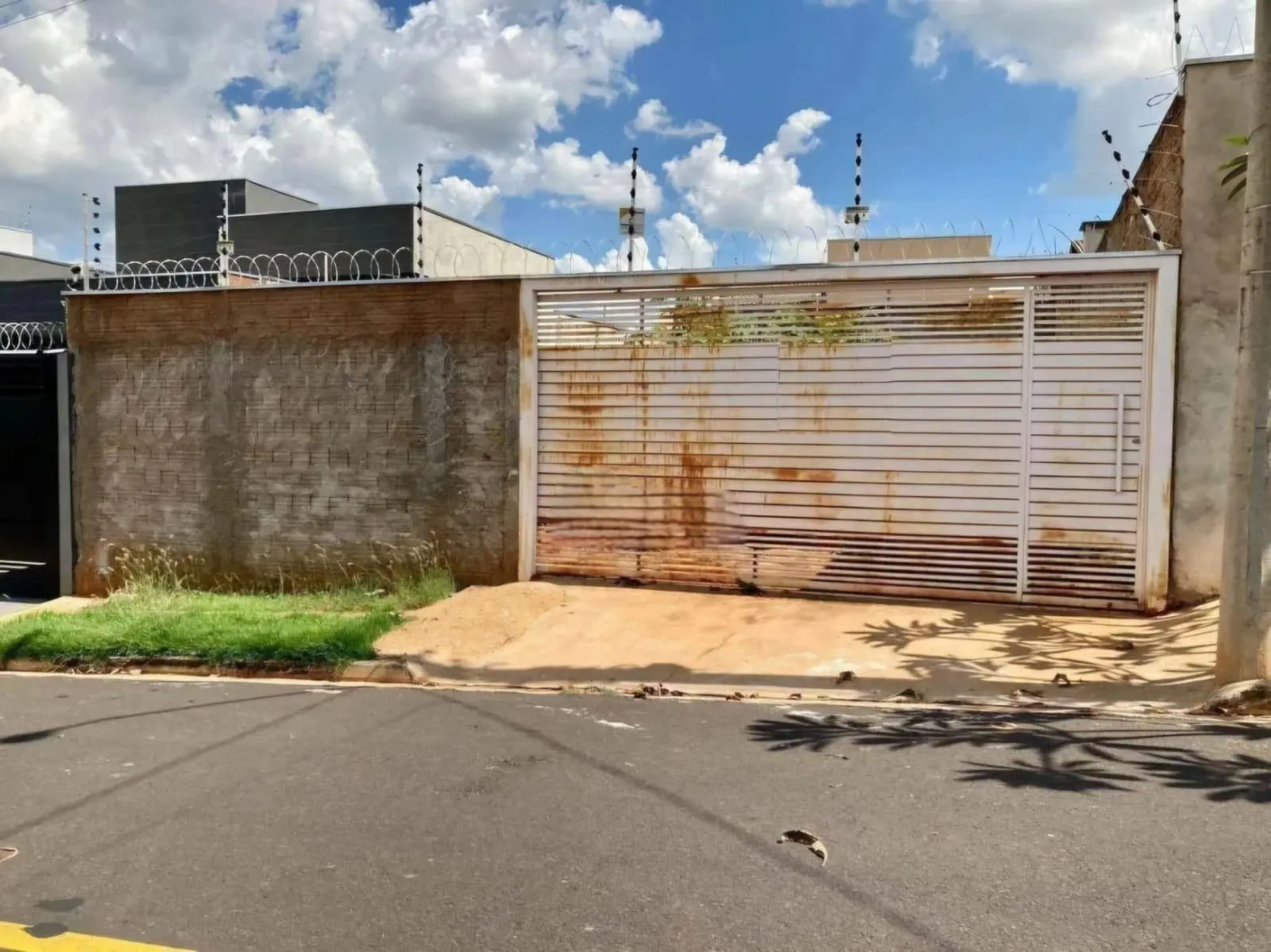 Terreno / Lote / Condomínio à venda, 242m² — foto 1 de 5