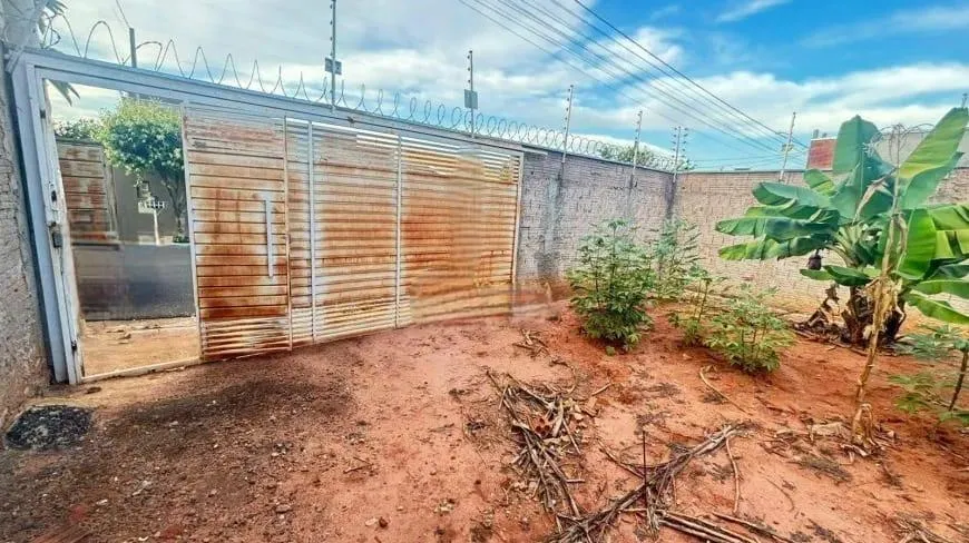 Terreno / Lote / Condomínio à venda, 242m² — foto 2 de 5