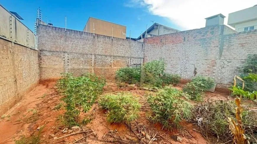 Terreno / Lote / Condomínio à venda, 242m² — foto 3 de 5