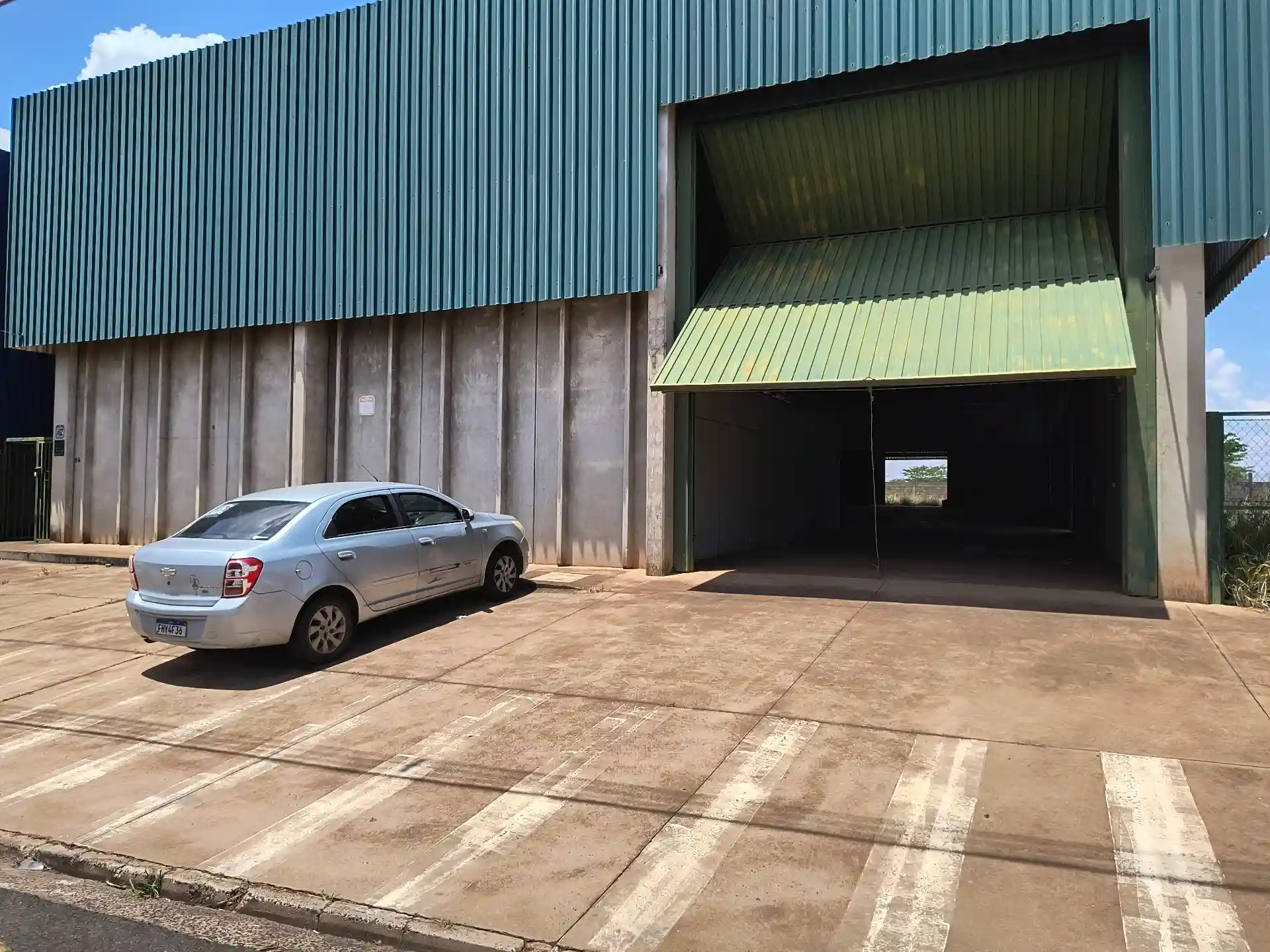 Galpão / Depósito / Armazém  para aluguel, 2694m² — foto 1 de 4