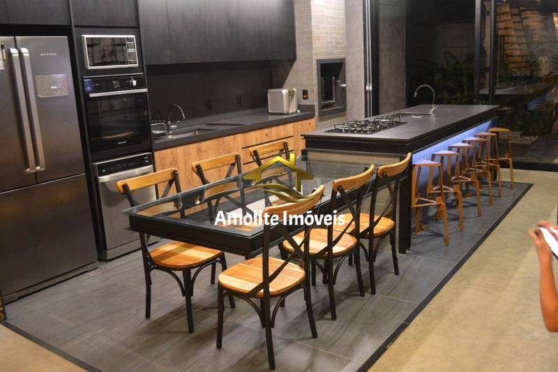 Casa de Condomínio com 4 quartos à venda, 240m² — foto 3 de 17