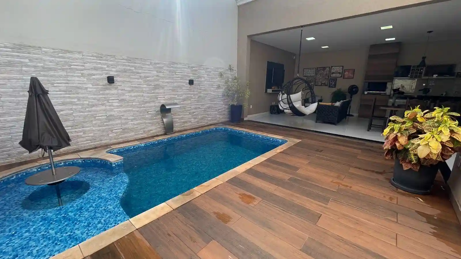 Casa com 3 quartos à venda, 360m² — foto 1 de 18