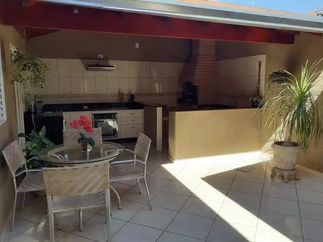 Casa com 3 quartos à venda, 200m² — foto 1 de 14