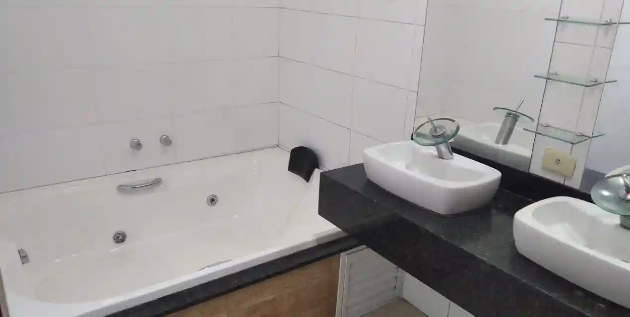 Casa de Condomínio com 4 quartos à venda, 280m² — foto 4 de 10