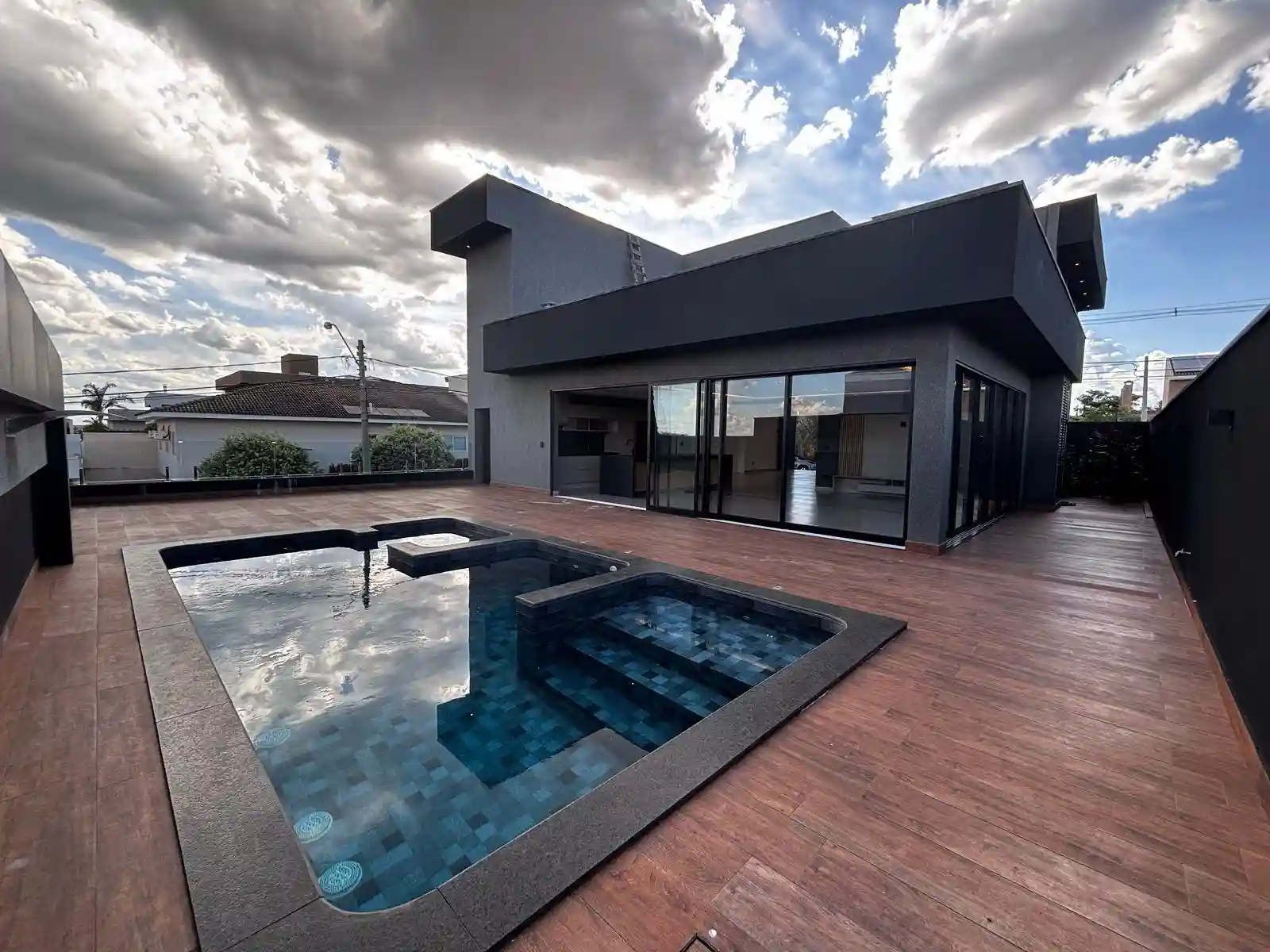 Casa de Condomínio com 3 quartos à venda, 477m² — foto 1 de 23