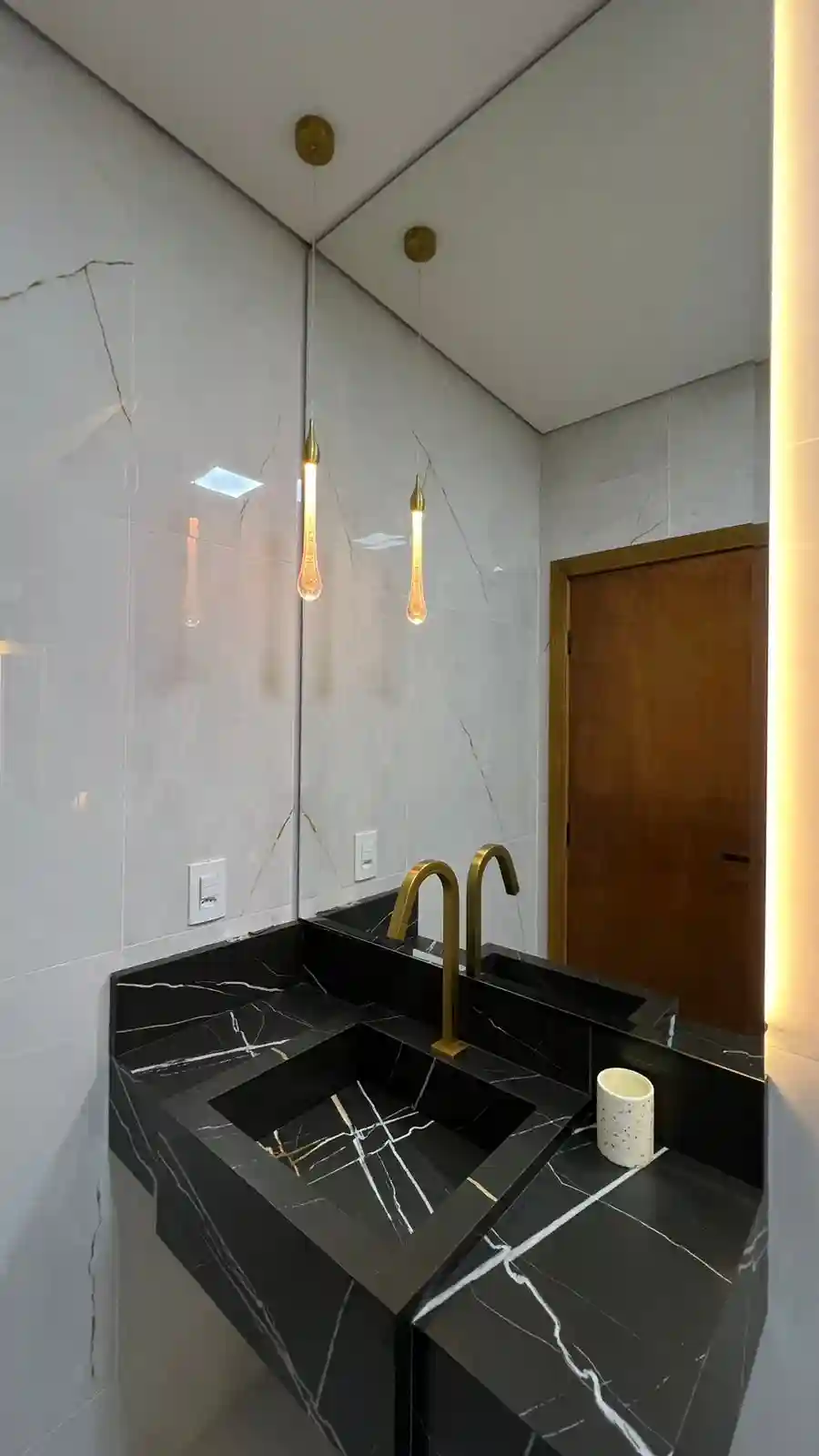 Casa de Condomínio com 3 quartos à venda, 169m² — foto 1 de 8