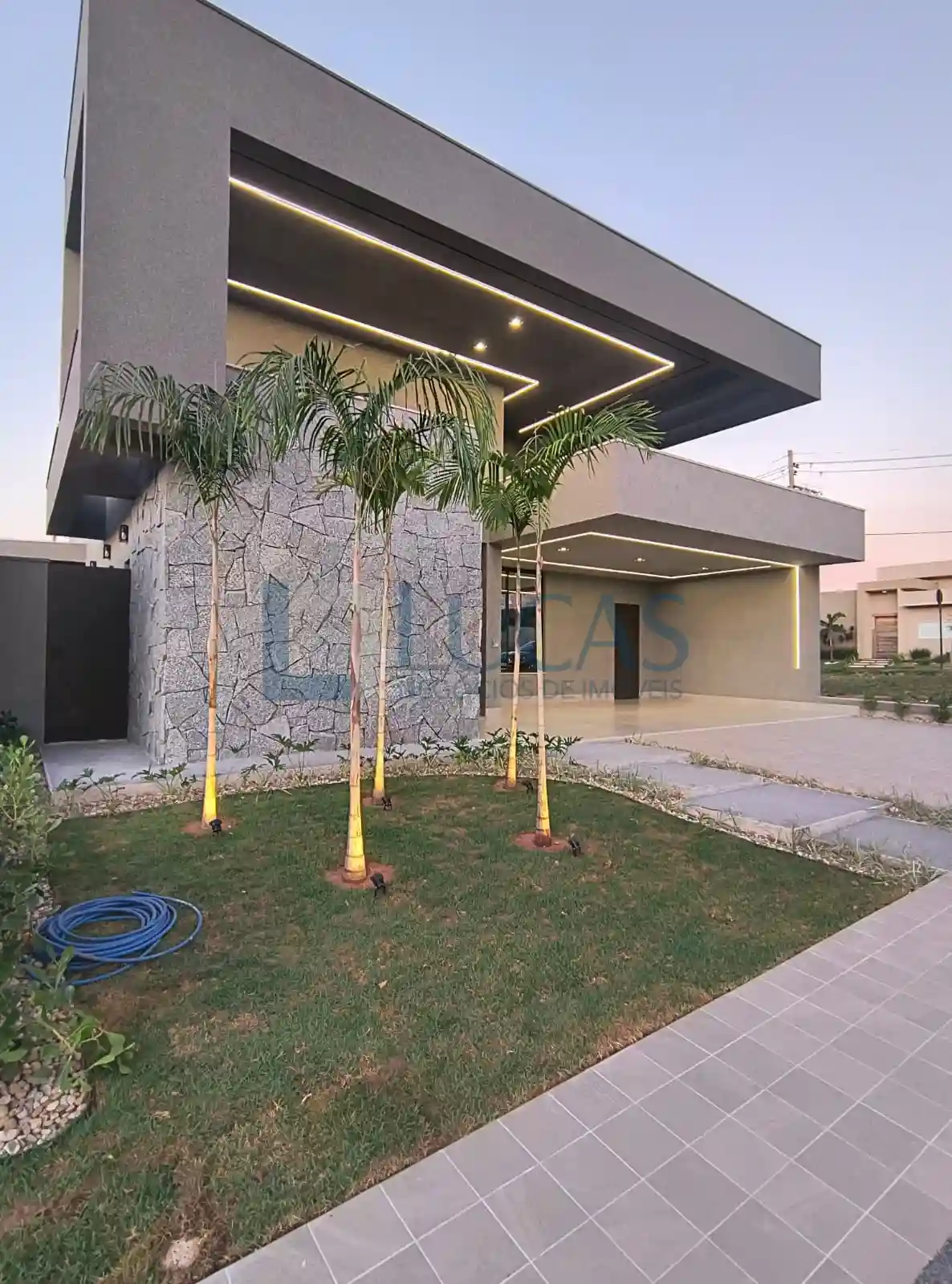 Casa de Condomínio com 3 quartos à venda, 243m² — foto 1 de 23