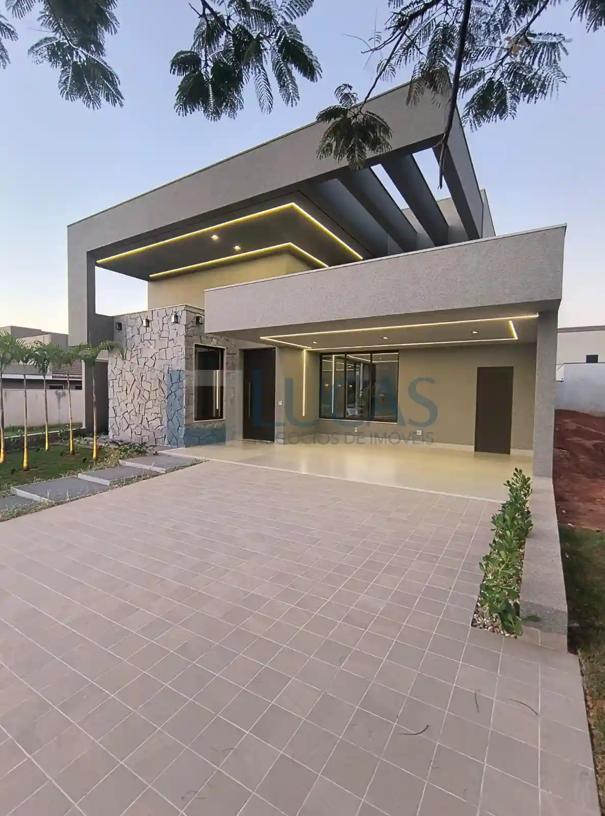 Casa de Condomínio com 3 quartos à venda, 243m² — foto 2 de 23