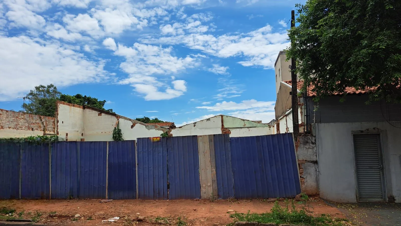 Terreno / Lote / Condomínio à venda, 180m² — foto 1 de 3