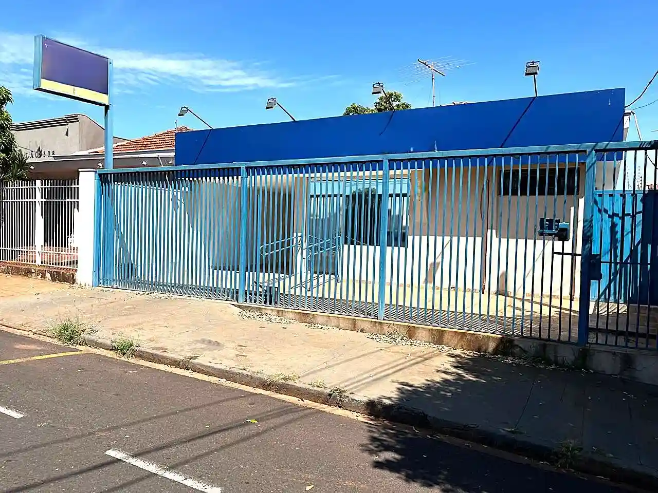 Casa Comercial com 5 quartos para aluguel, 180m² — foto 1 de 17