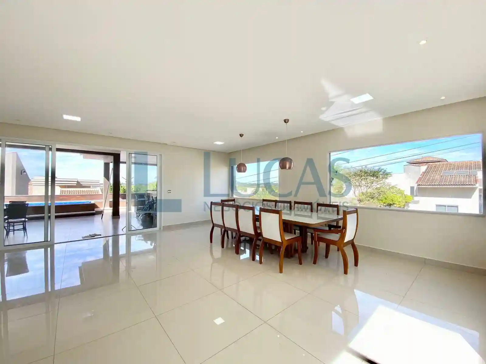 Casa de Condomínio com 4 quartos à venda, 380m² — foto 2 de 9