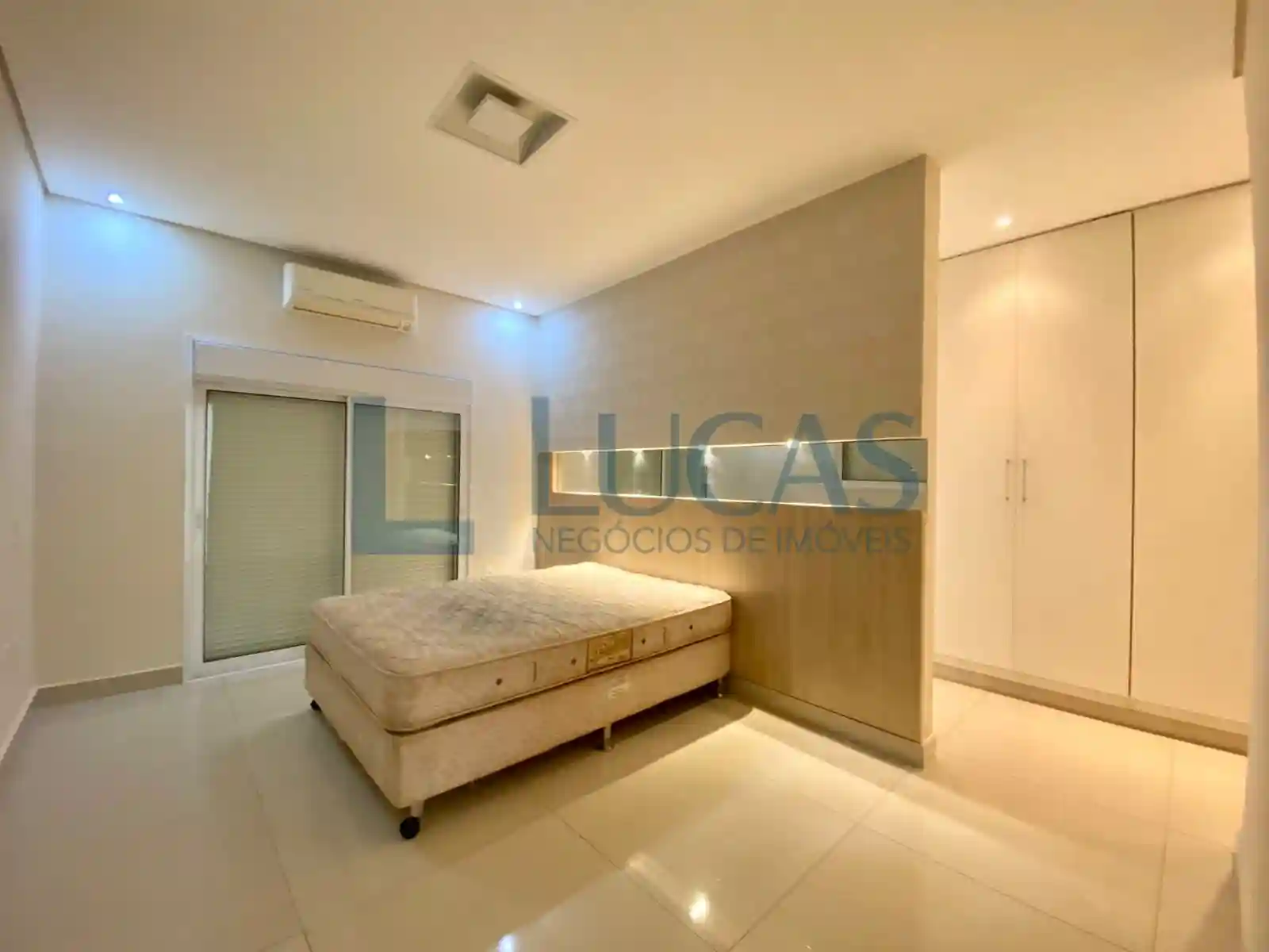Casa de Condomínio com 4 quartos à venda, 380m² — foto 6 de 9