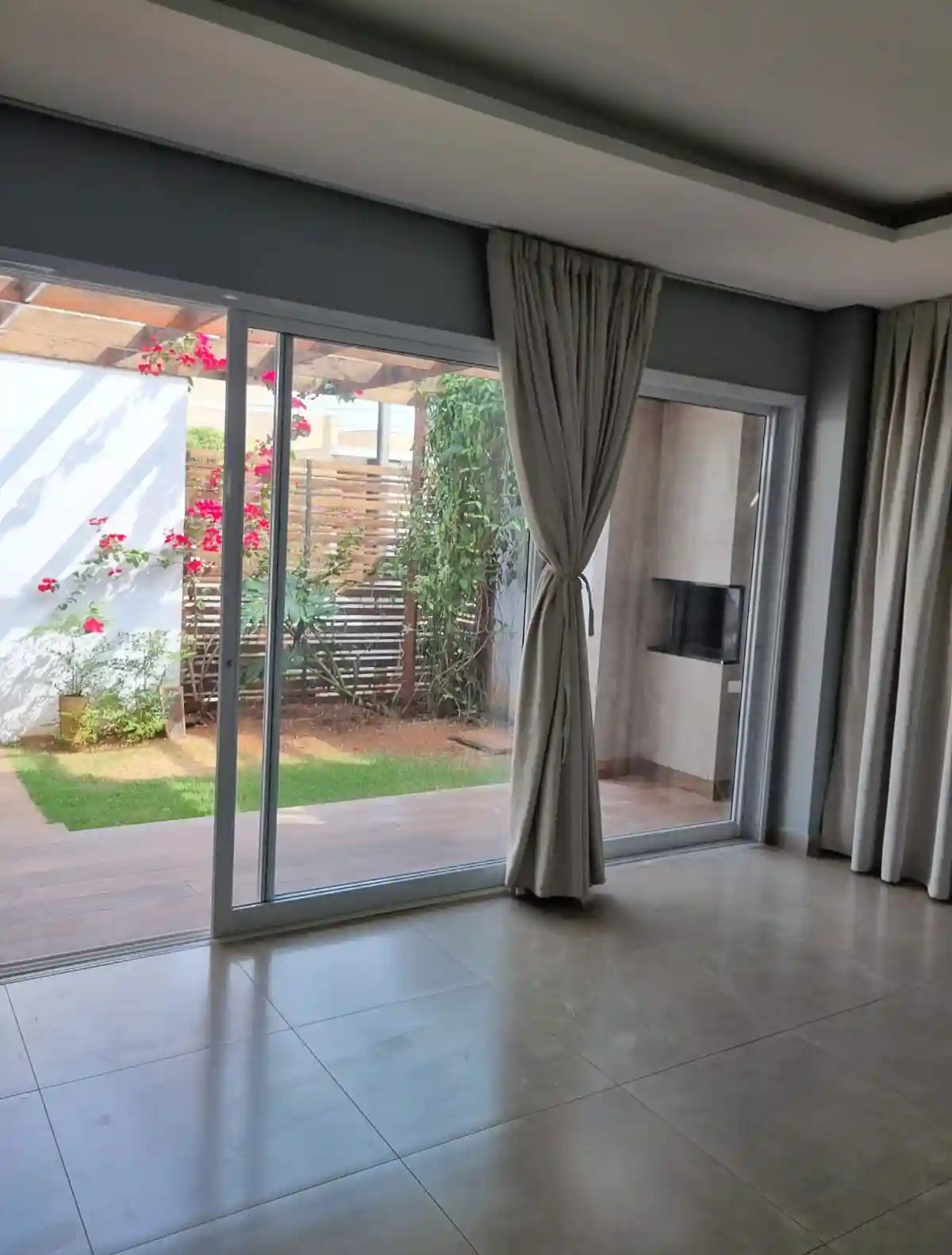Casa de Condomínio com 3 quartos para aluguel, 305m² — foto 10 de 29