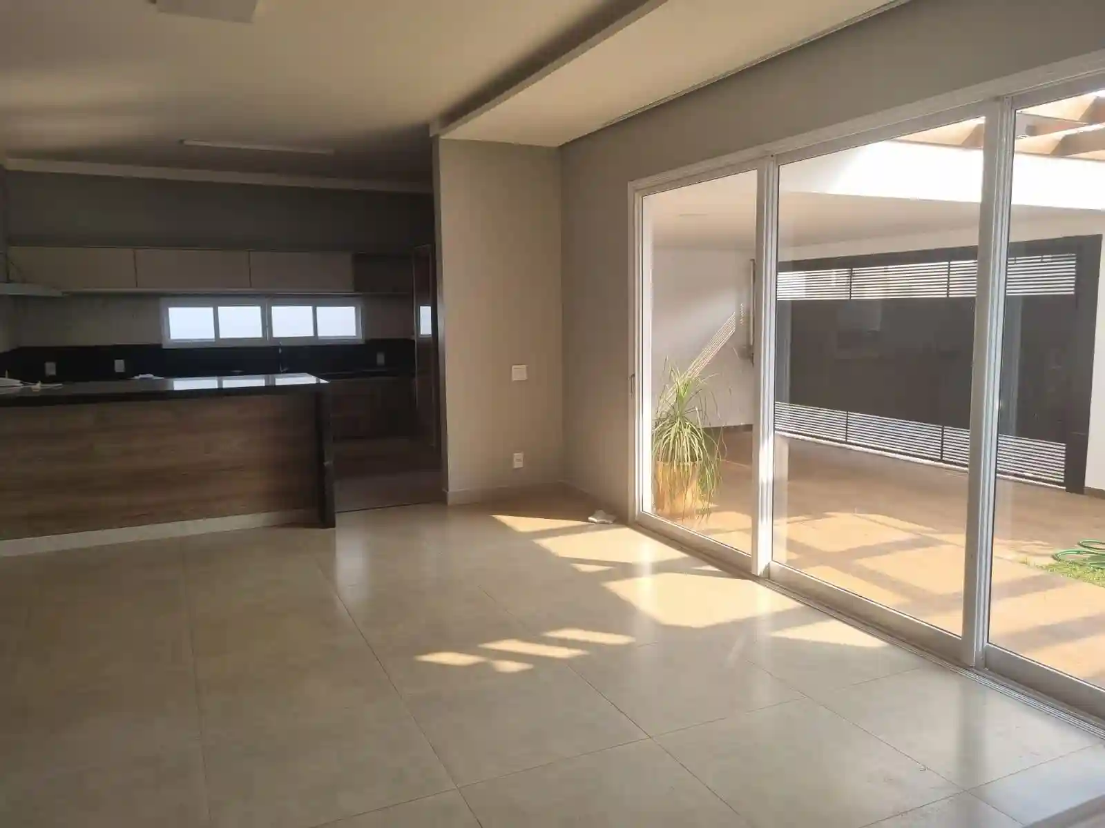 Casa de Condomínio com 3 quartos para aluguel, 305m² — foto 13 de 29