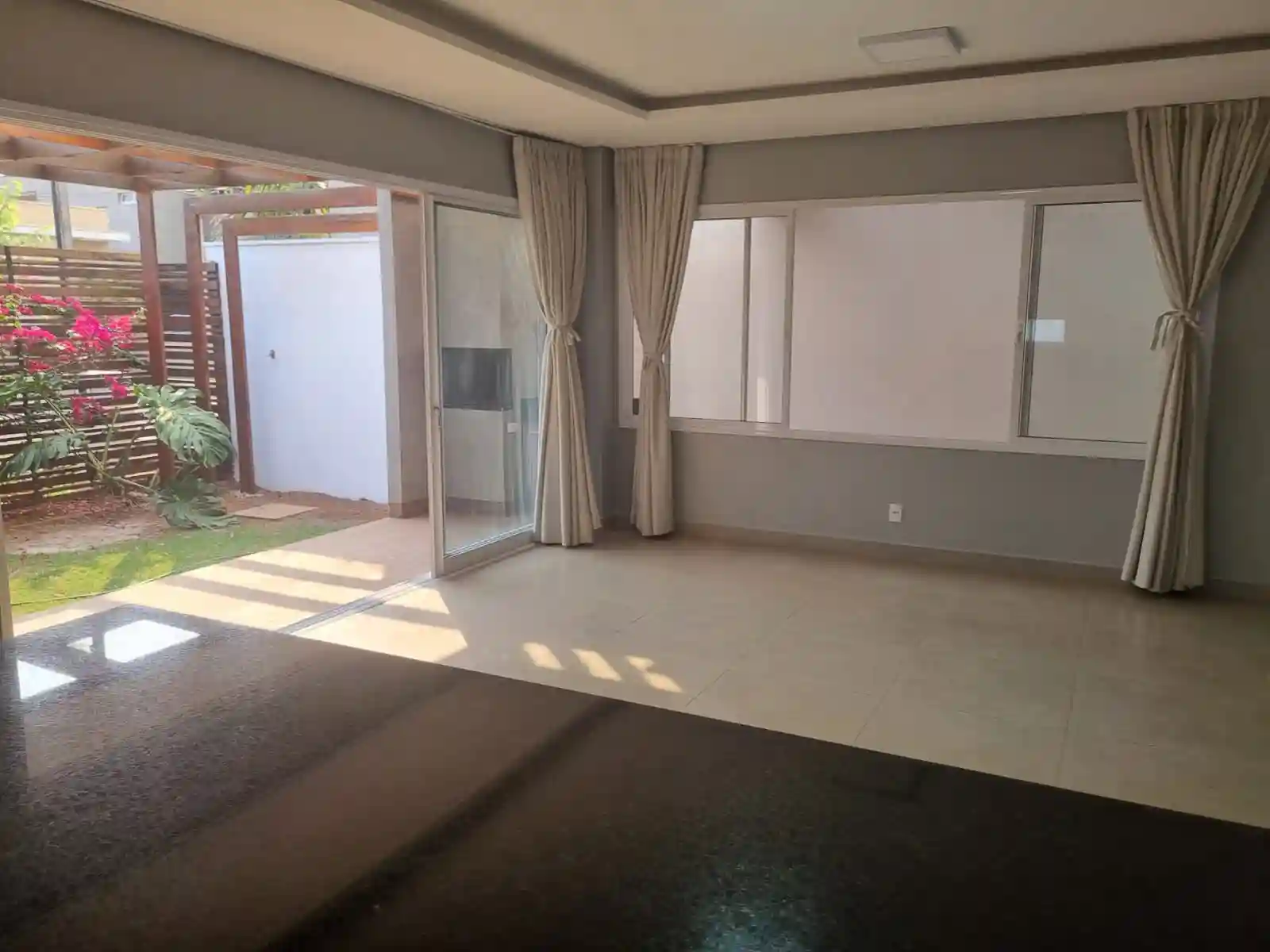 Casa de Condomínio com 3 quartos para aluguel, 305m² — foto 11 de 29