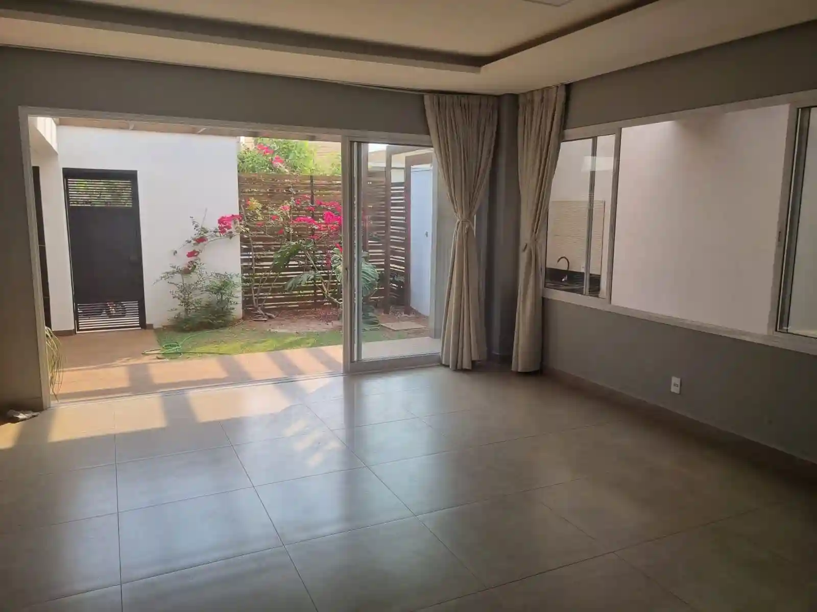 Casa de Condomínio com 3 quartos para aluguel, 305m² — foto 12 de 29