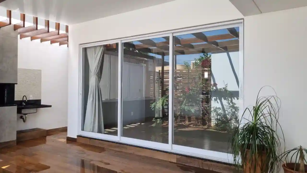 Casa de Condomínio com 3 quartos para aluguel, 305m² — foto 1 de 29