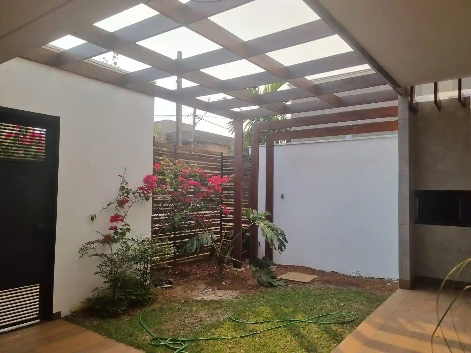 Casa de Condomínio com 3 quartos para aluguel, 305m² — foto 4 de 29