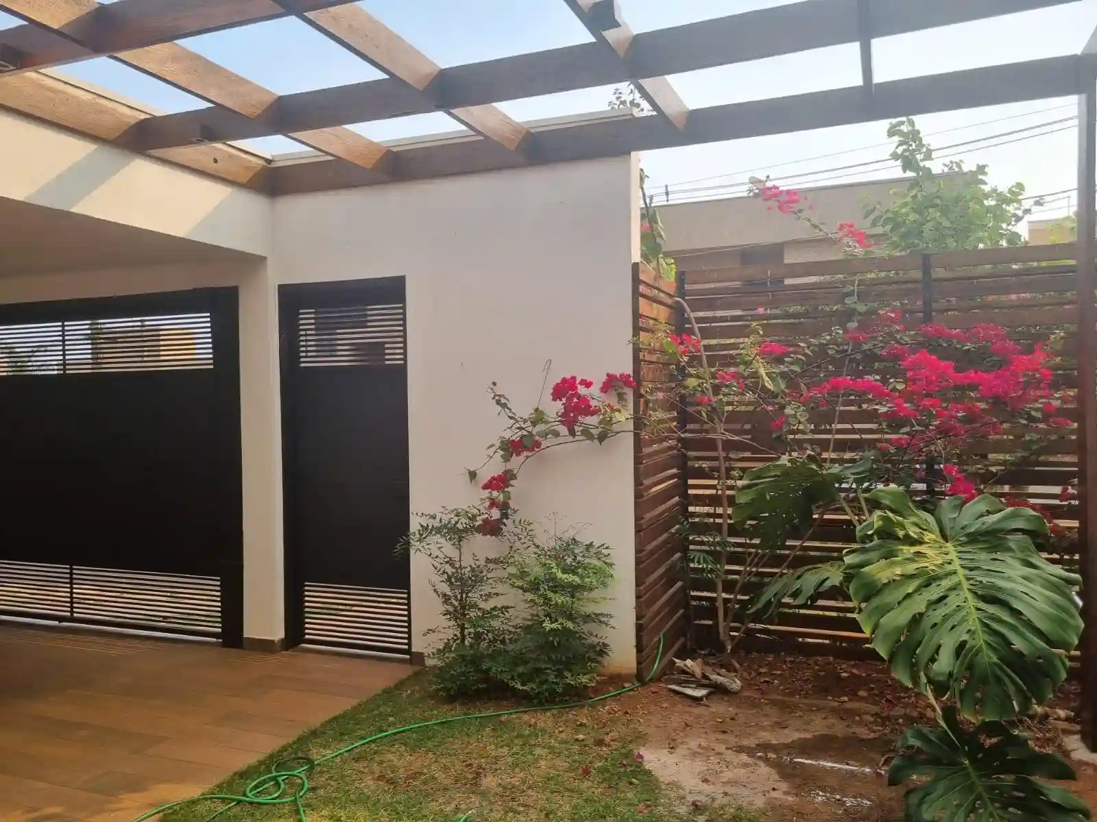 Casa de Condomínio com 3 quartos para aluguel, 305m² — foto 3 de 29