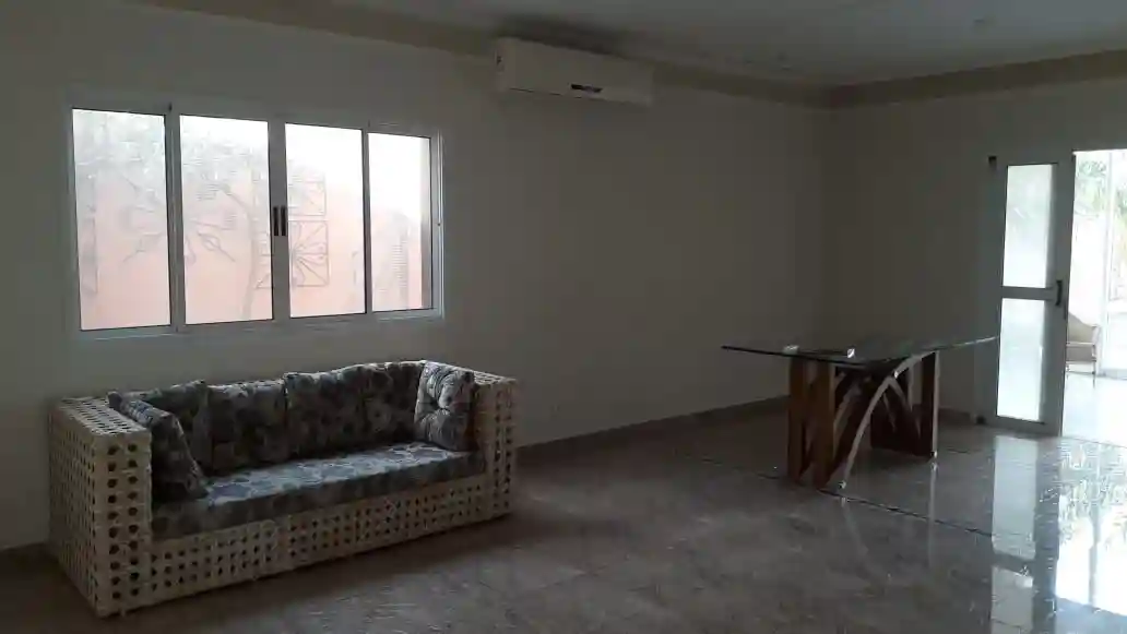Casa de Condomínio com 4 quartos para aluguel, 450m² — foto 2 de 22