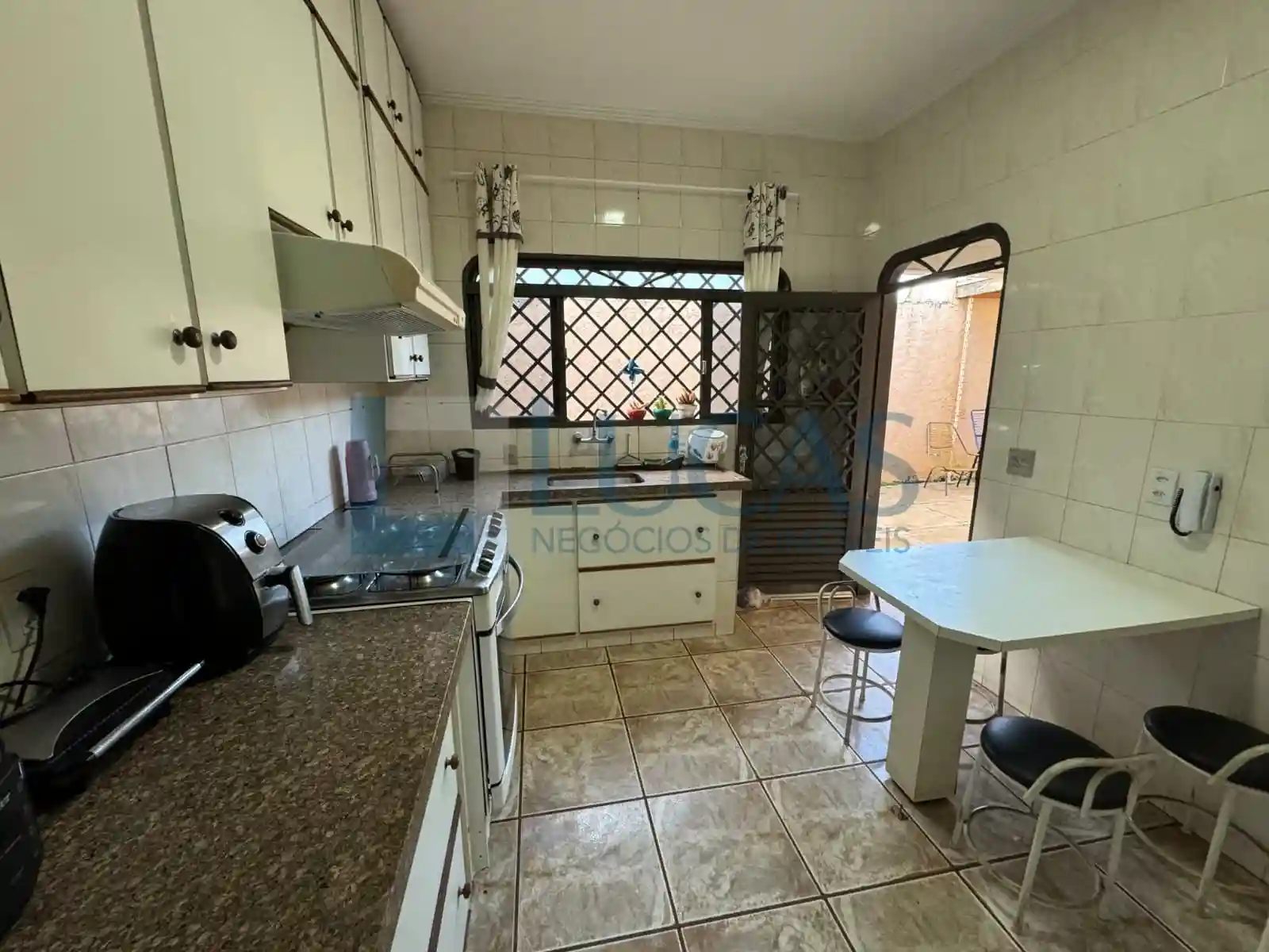 Casa com 3 quartos à venda, 270m² — foto 3 de 9