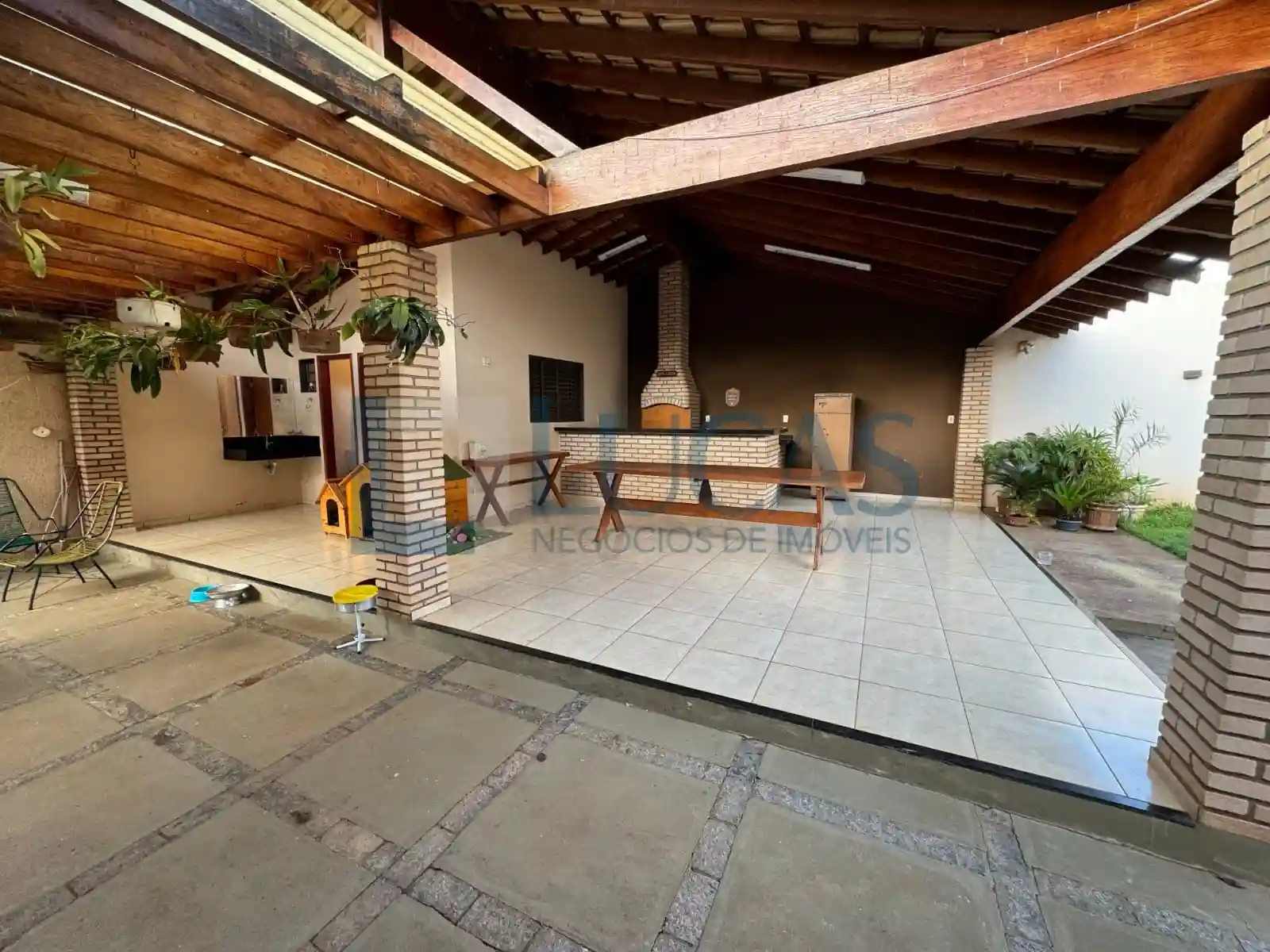Casa com 3 quartos à venda, 270m² — foto 2 de 9