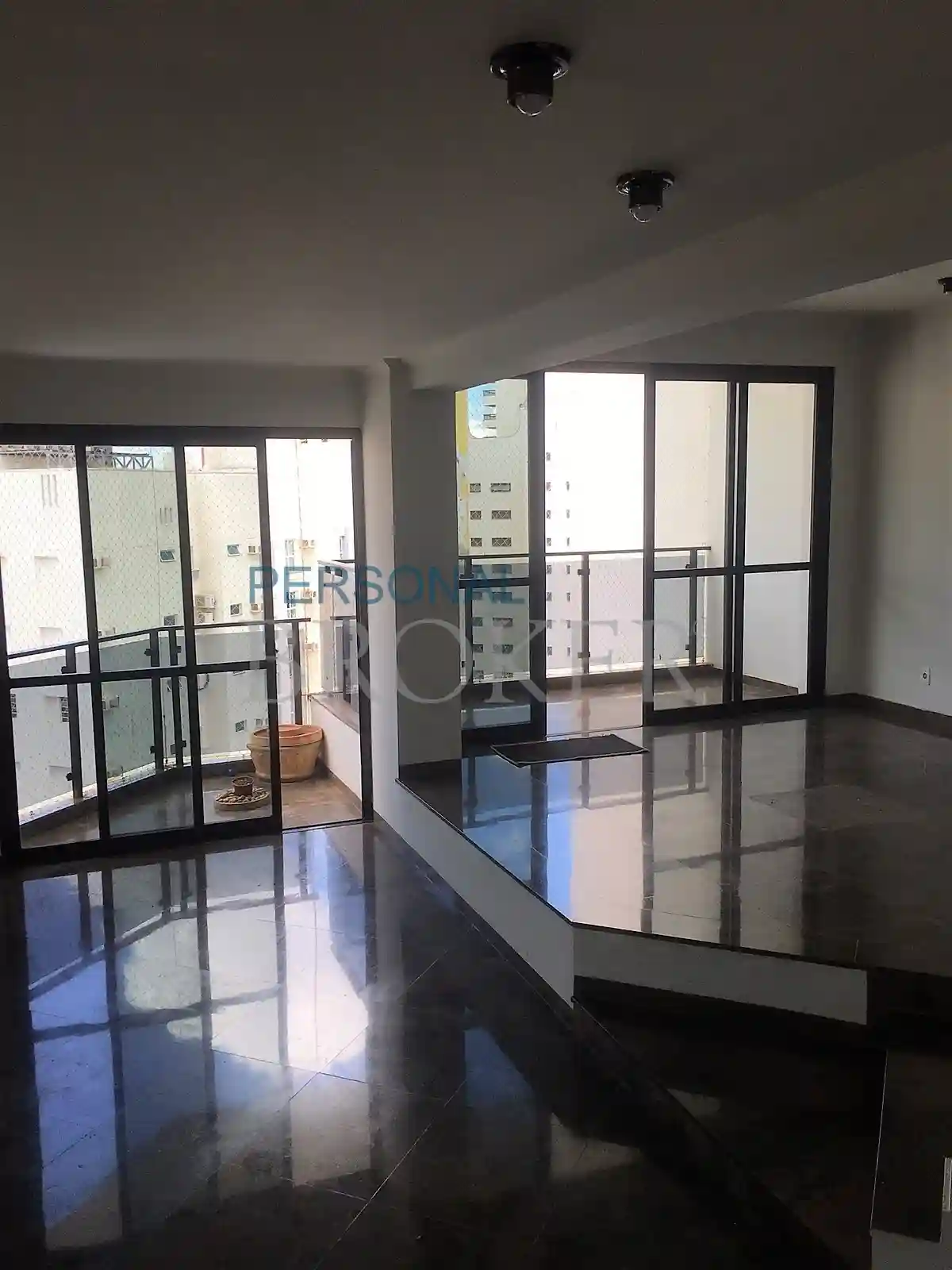 Apartamento com 4 quartos para aluguel, 300m² — foto 2 de 12